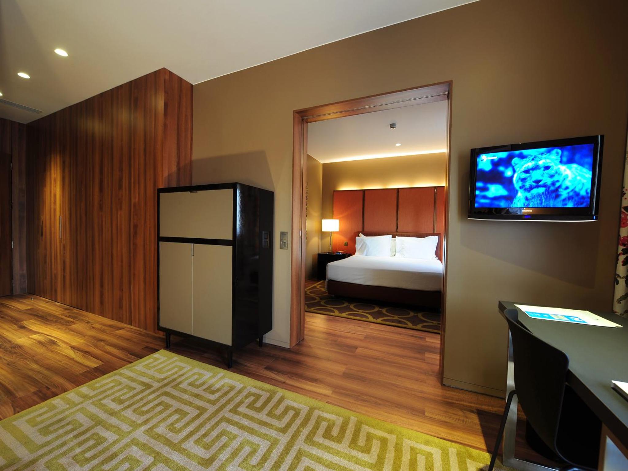 Deluxe Suite - Photo 6