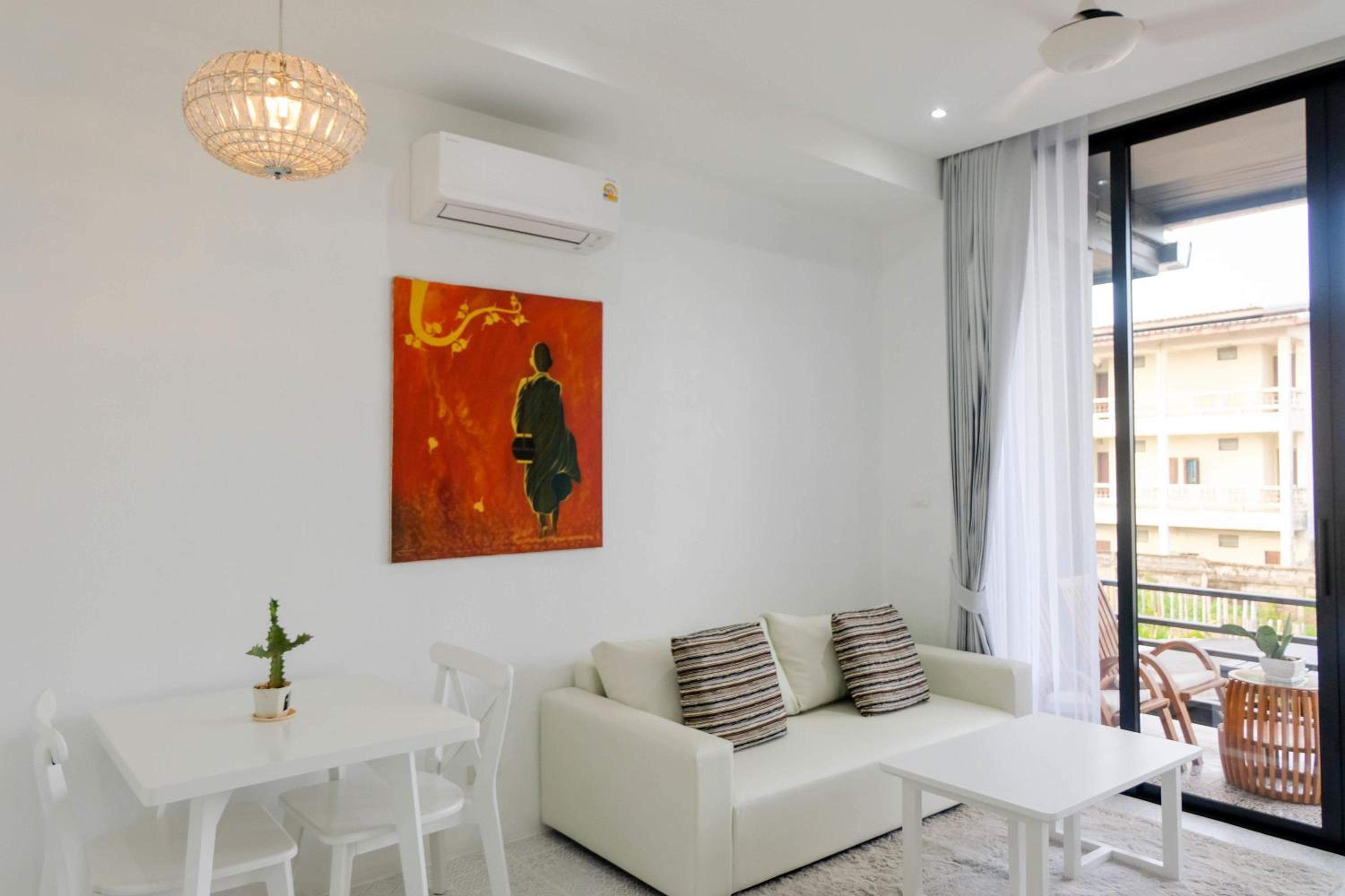 Executive Suite - Photo 15