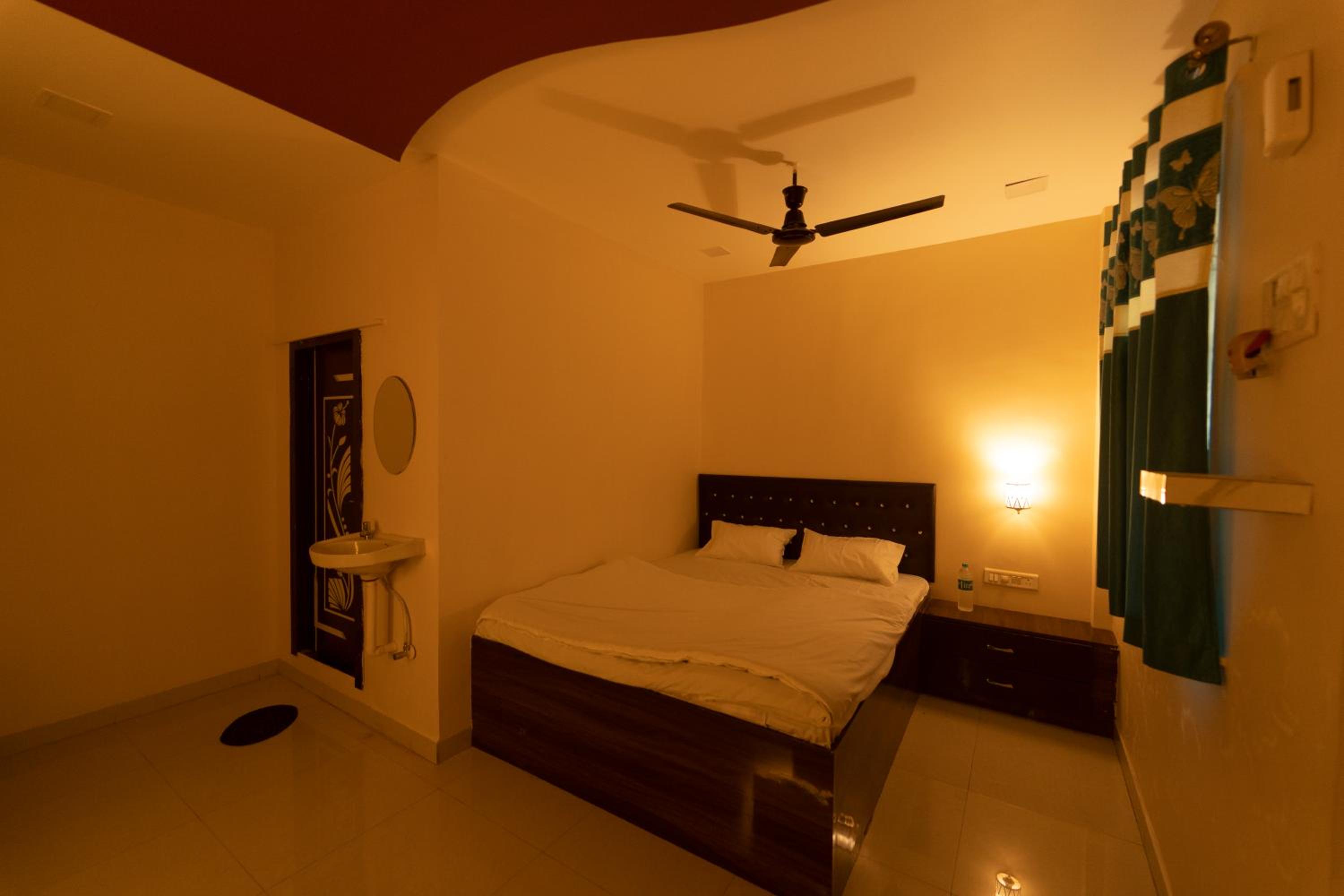 Double Room with Balcony - Photo 2