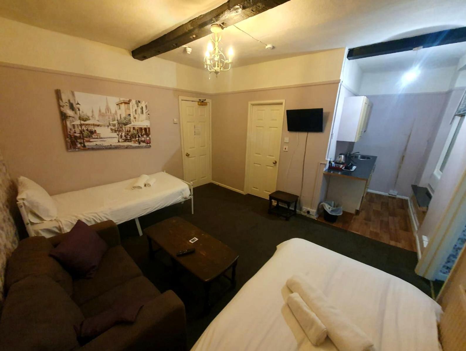 Family Room (2 Adults + 2 Children) - Photo 3