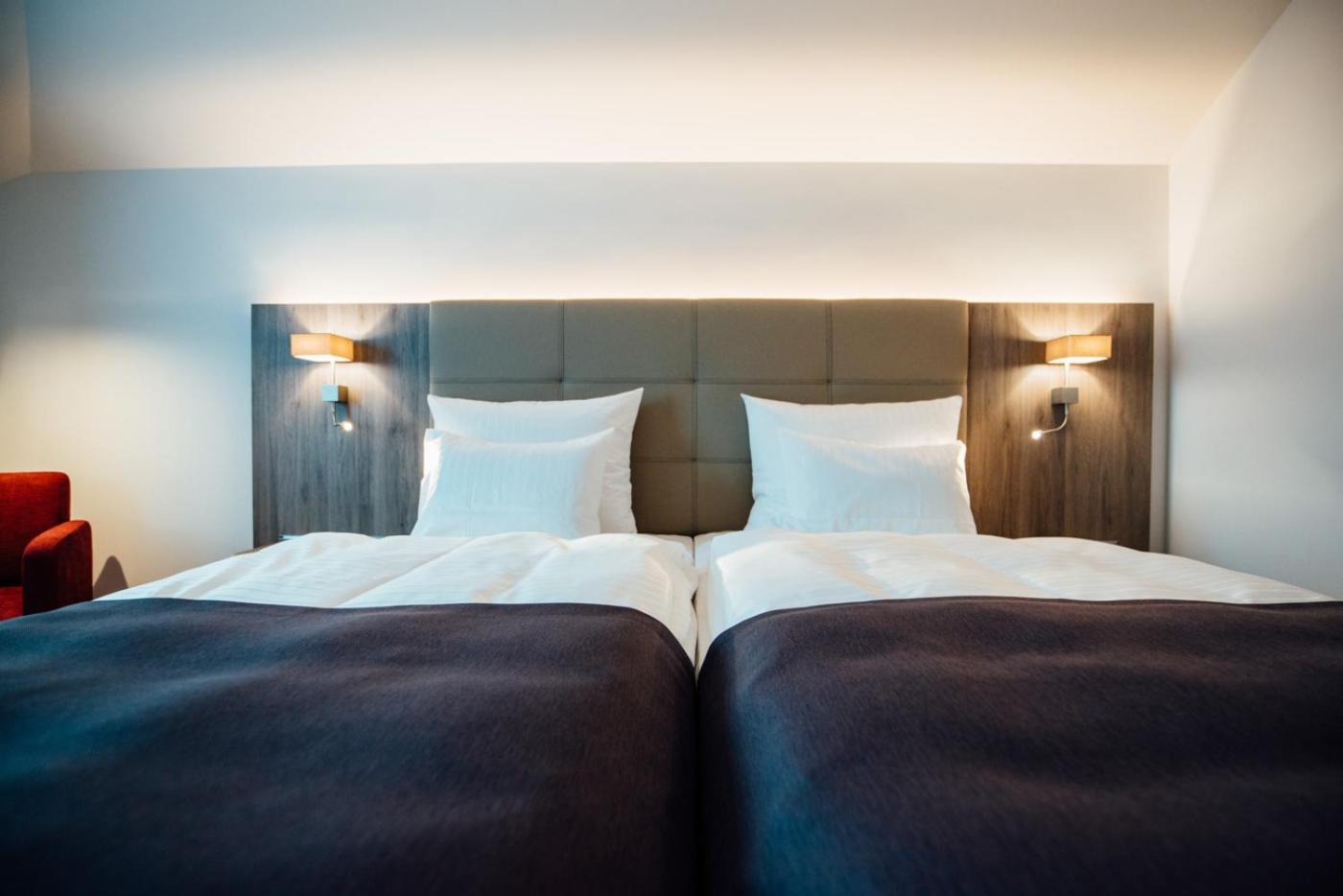Deluxe Double Room with Balcony - Photo 12