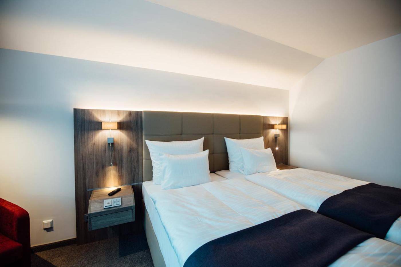 Deluxe Double Room with Balcony - Photo 13