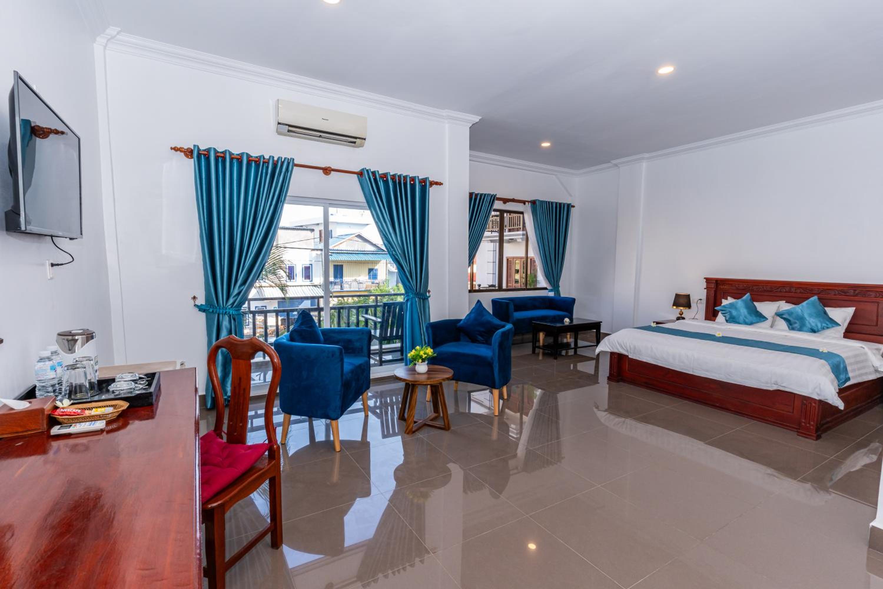 Junior Suite with Pool View
