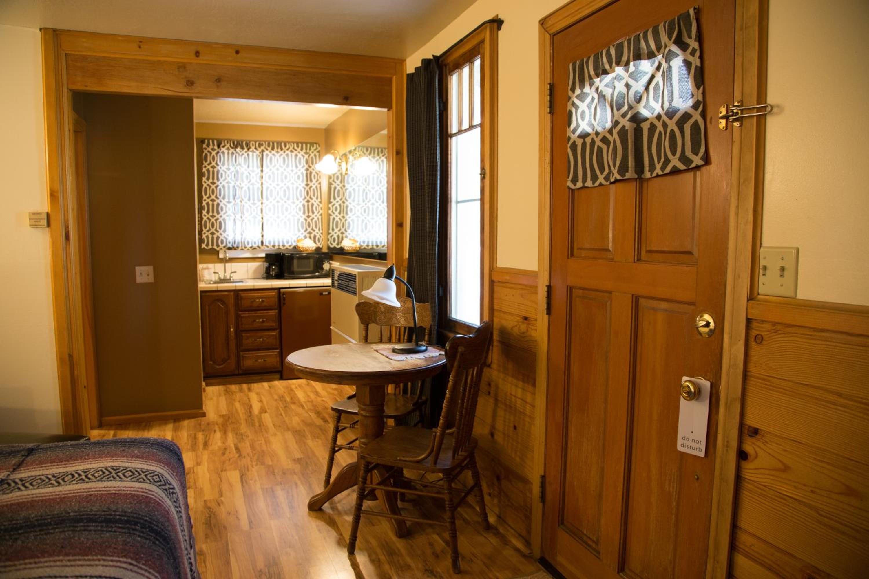Queen Studio with Fireplace - Photo 6