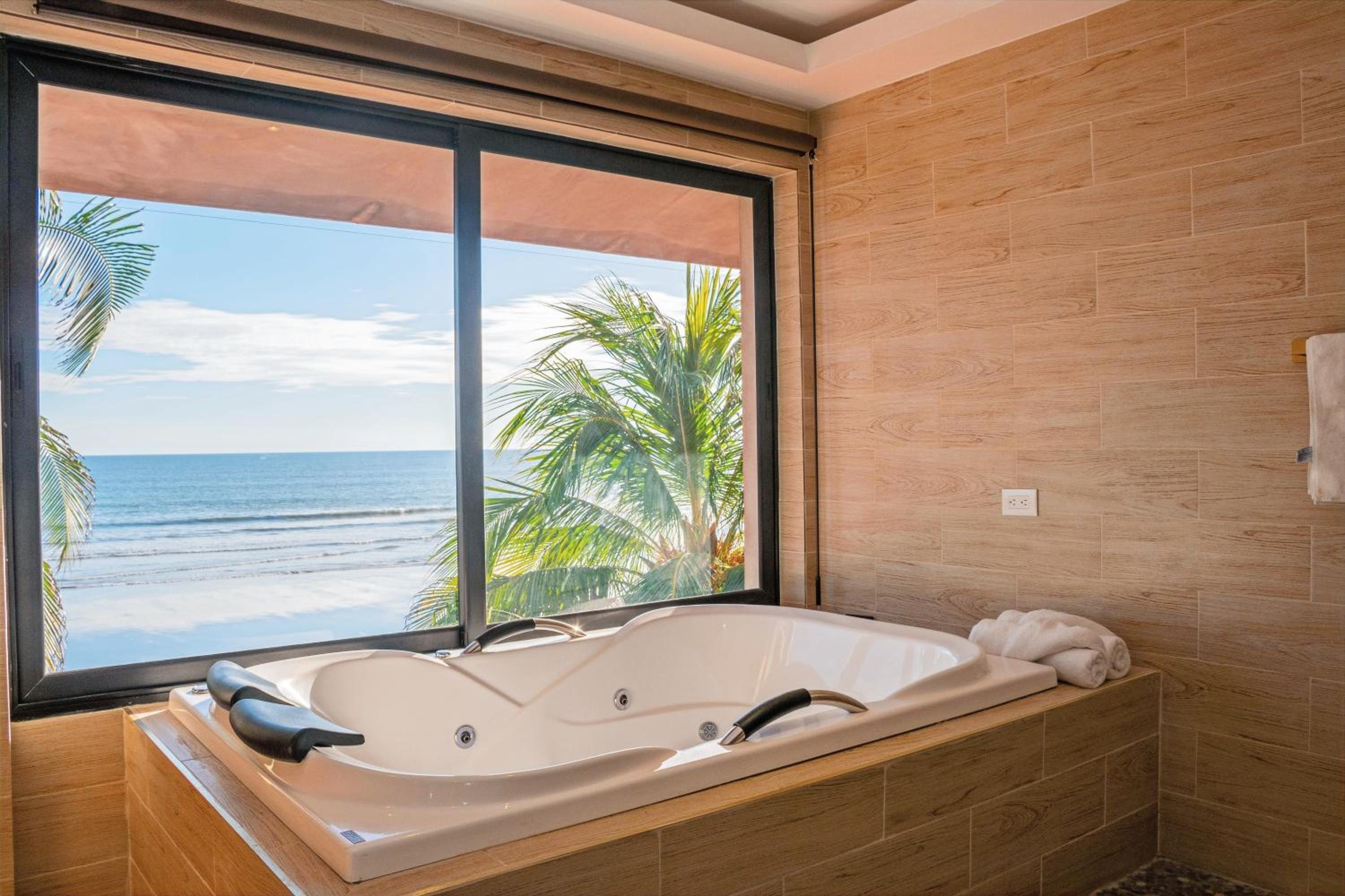 Deluxe Suite with Sea View photo 3