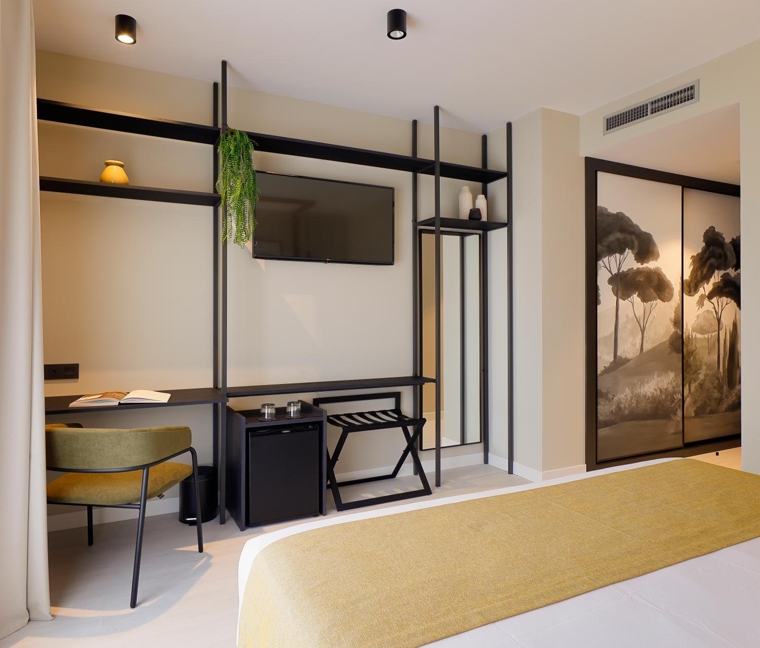 Single Room with Queen Bed