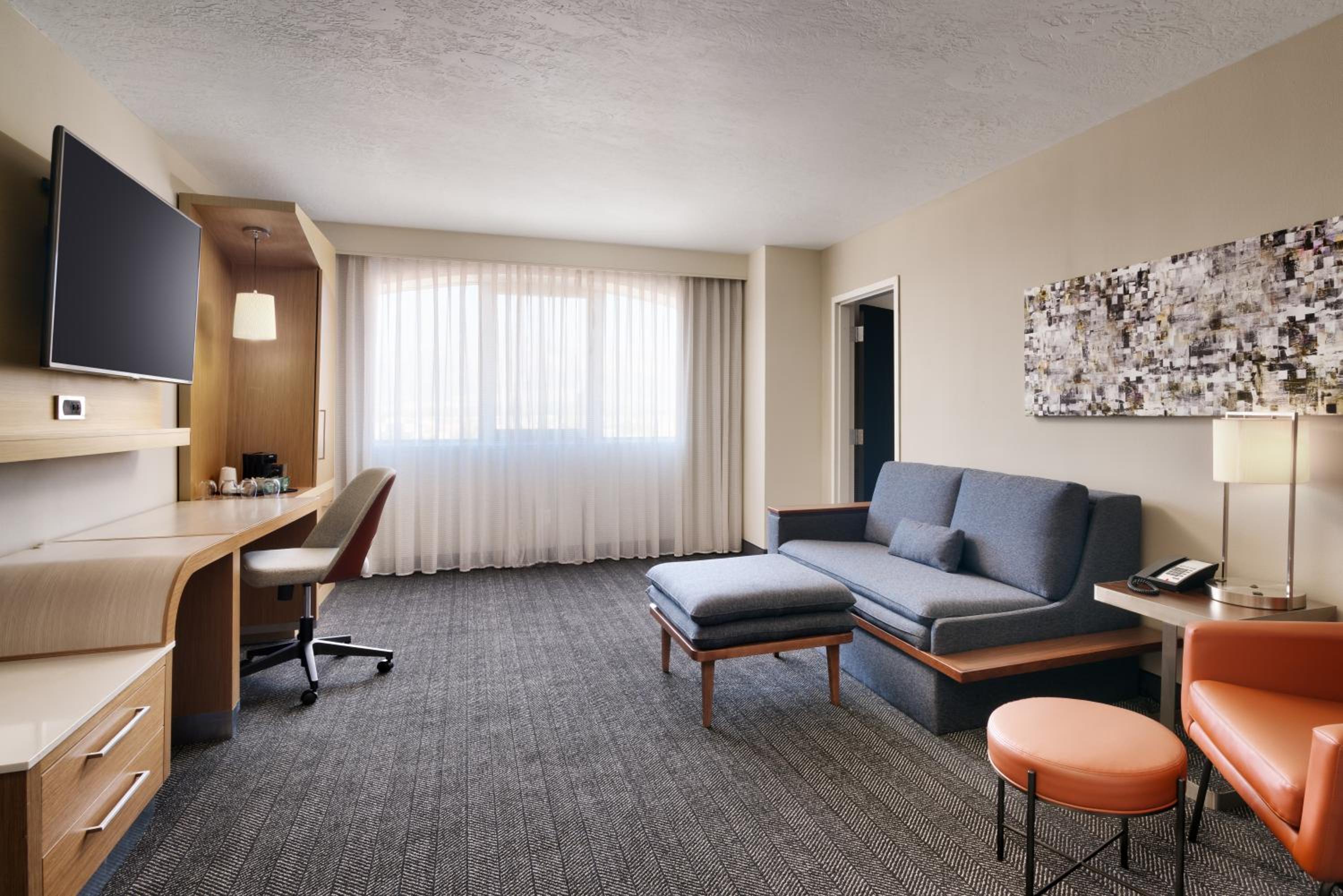 One-Bedroom Suite - Photo 2
