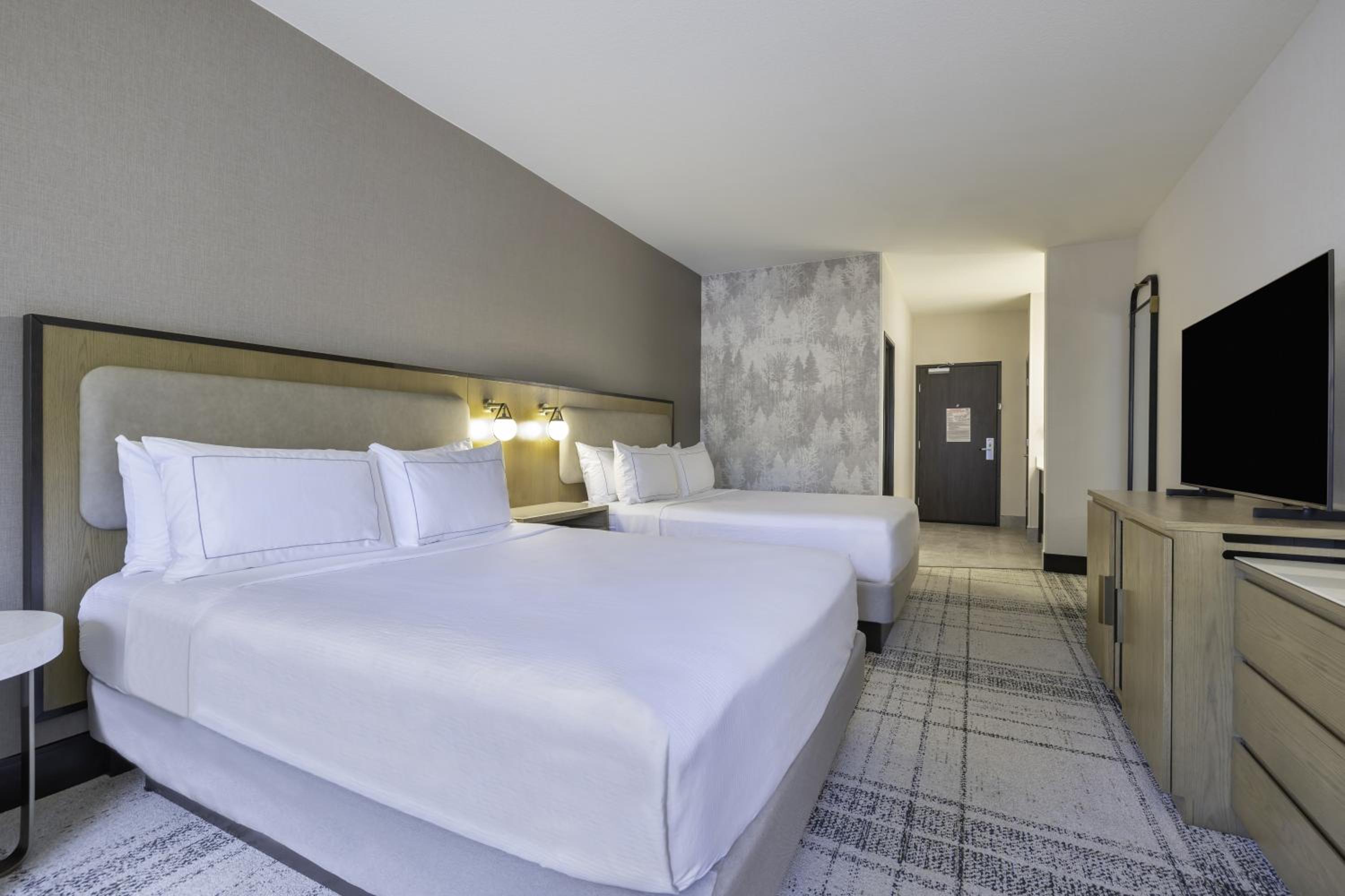 Queen Room with Two Queen Beds - Photo 1