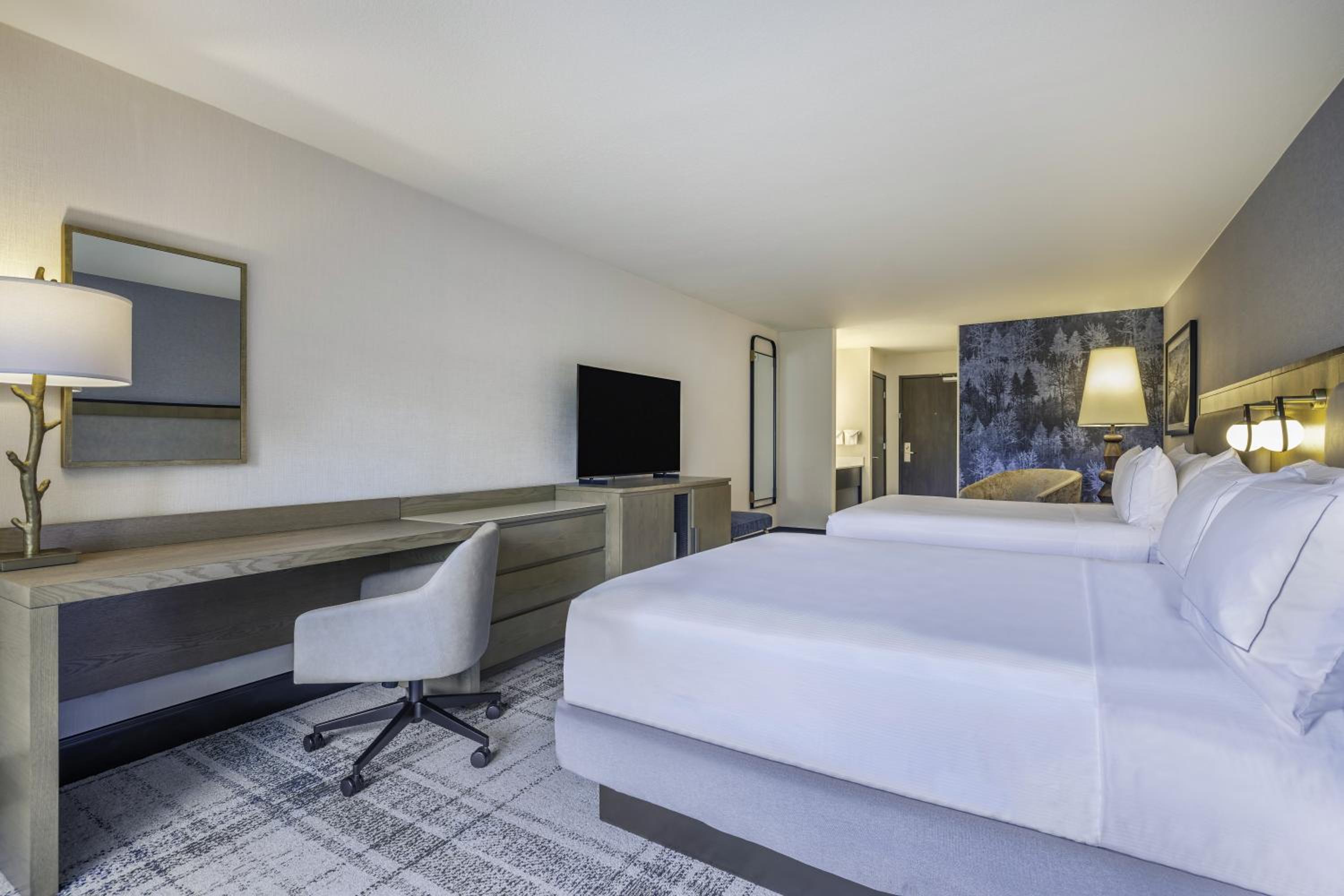 Queen Room with Two Queen Beds - Photo 2