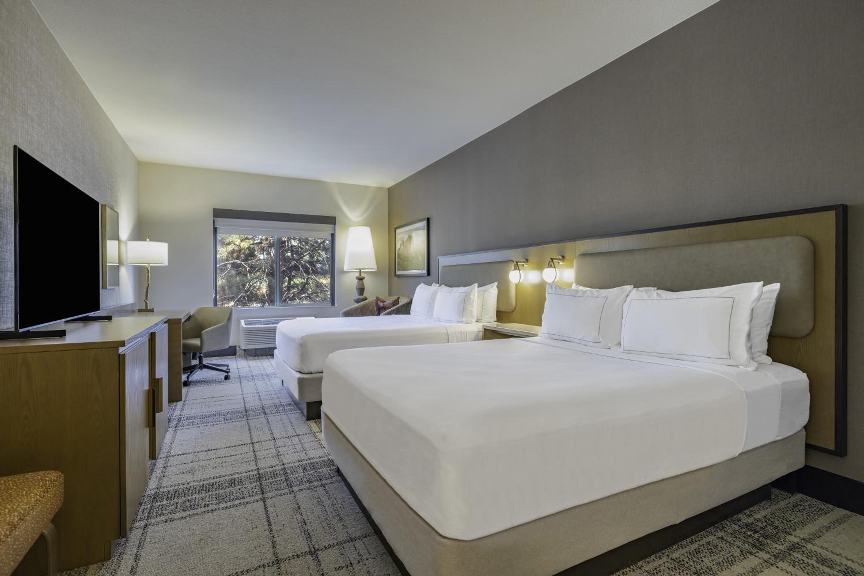 Queen Room with Two Queen Beds - Photo 3