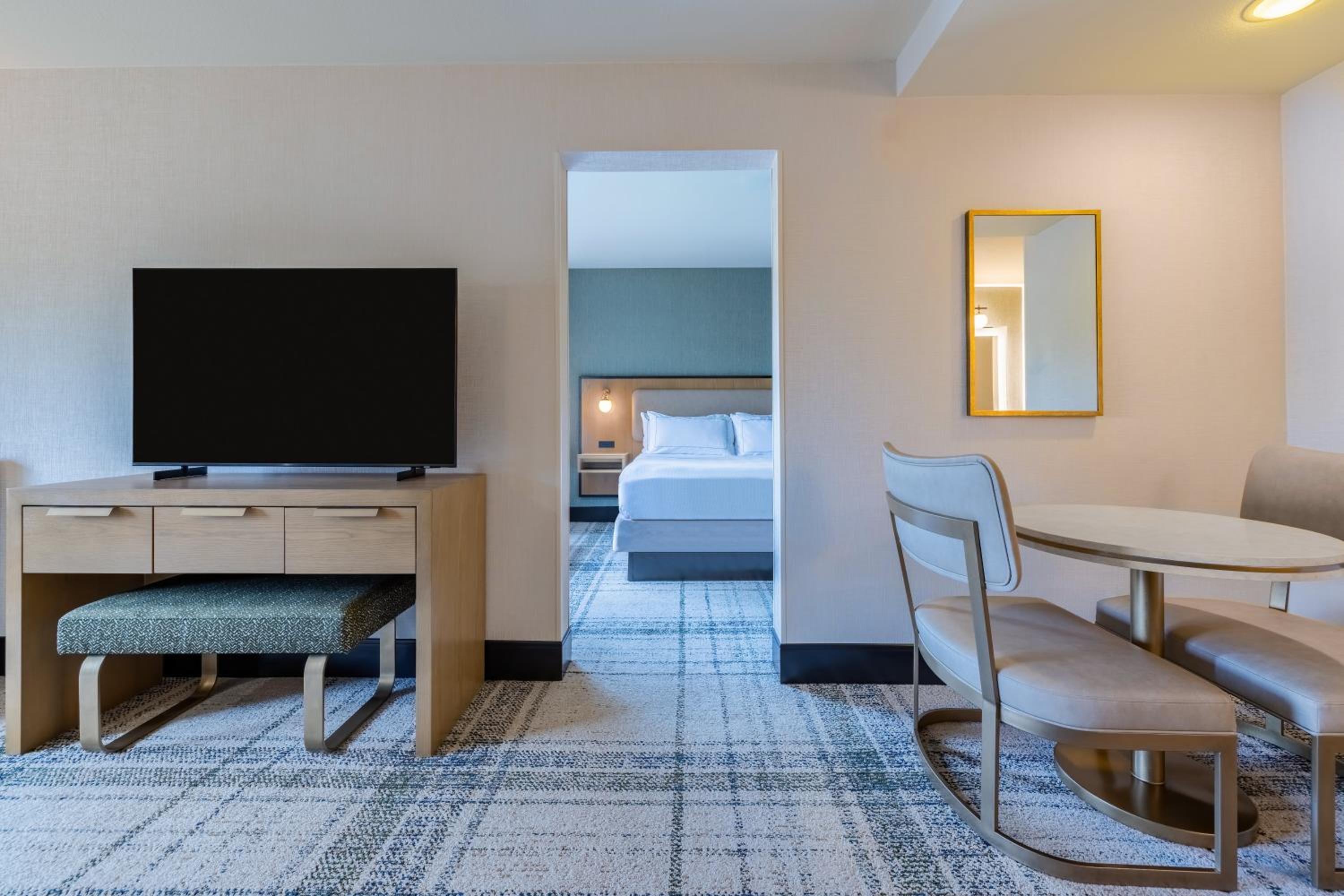 Junior King Suite with Seating Area - Photo 2
