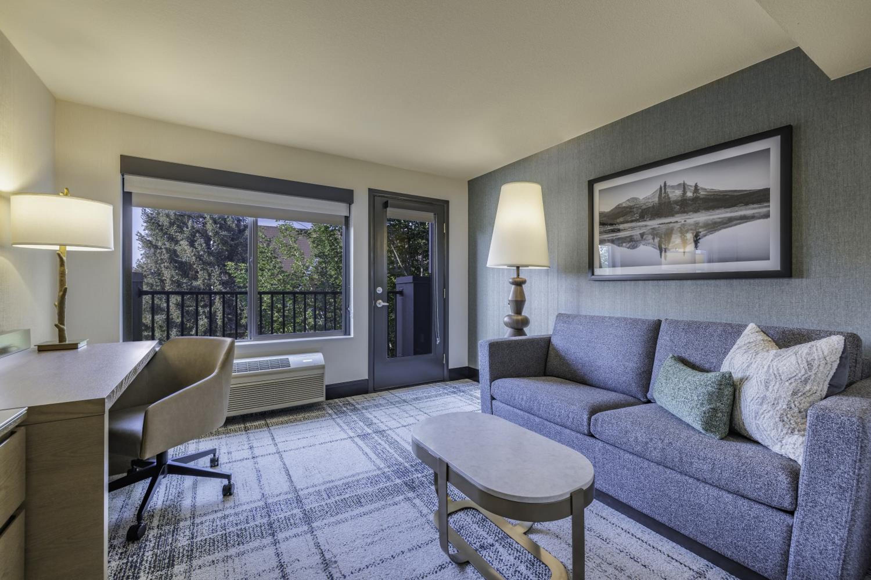 King Room with Balcony - Photo 6