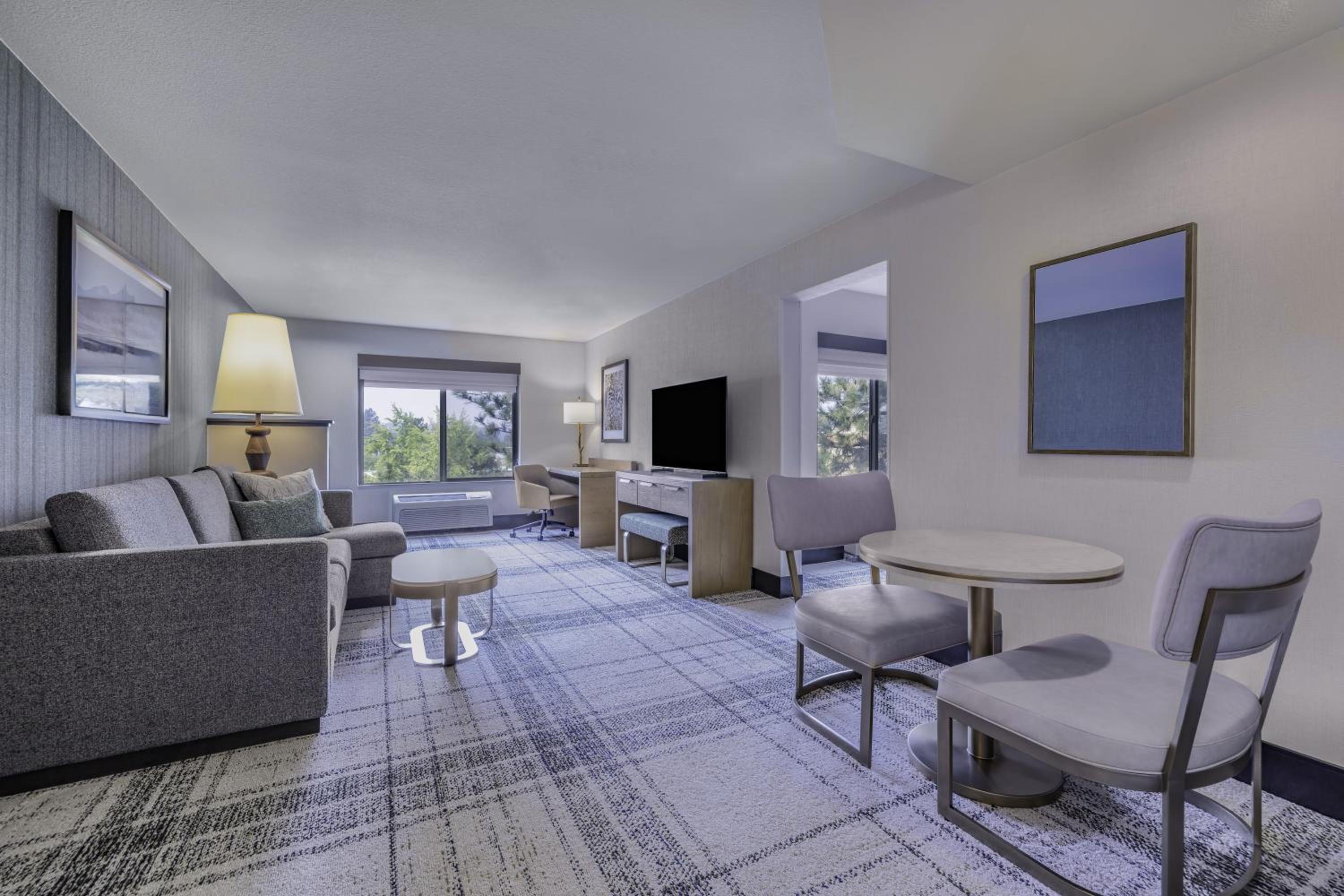 Junior King Suite with Seating Area - Photo 7
