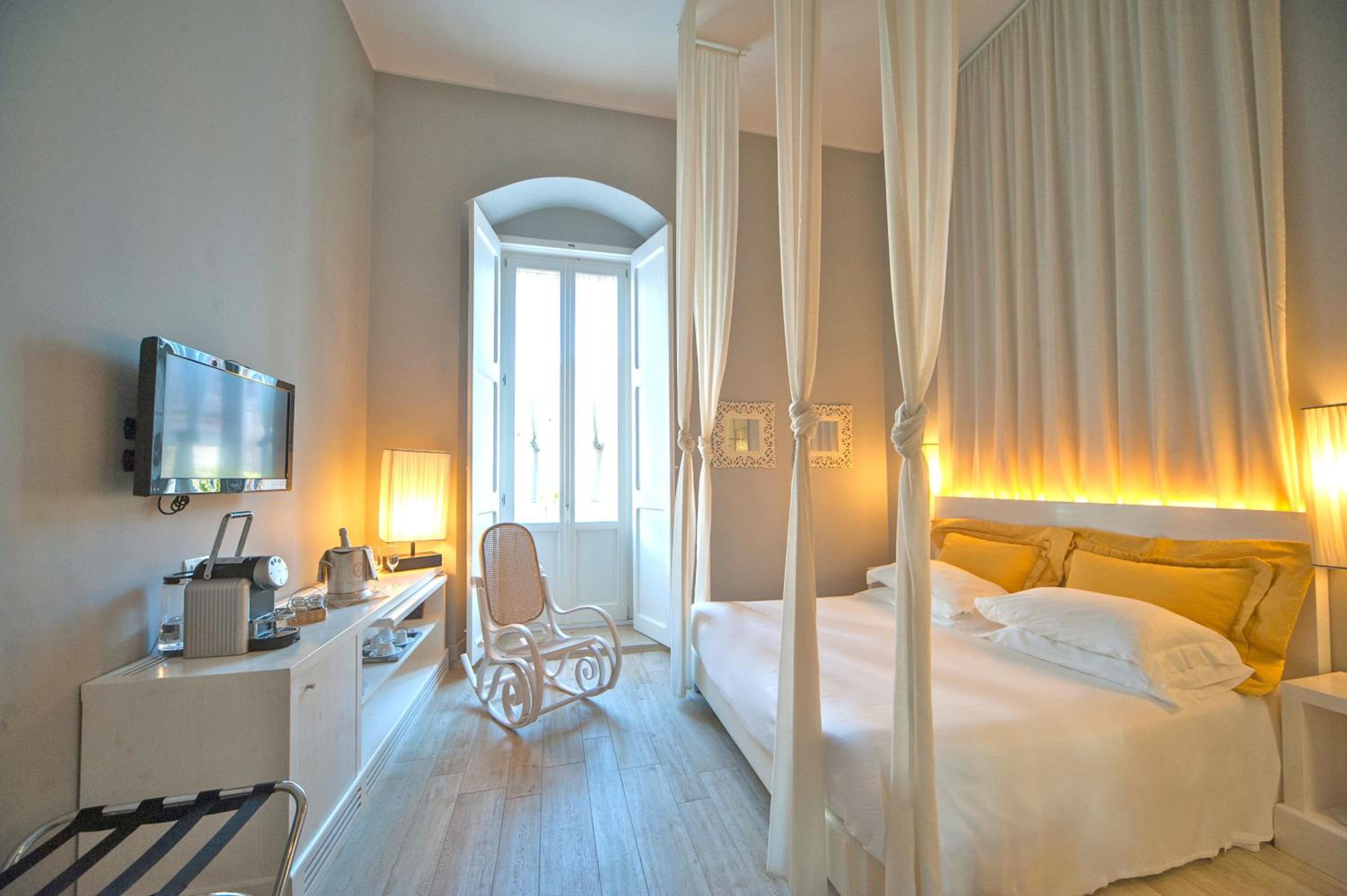 Superior Double Room with Balcony - Photo 1