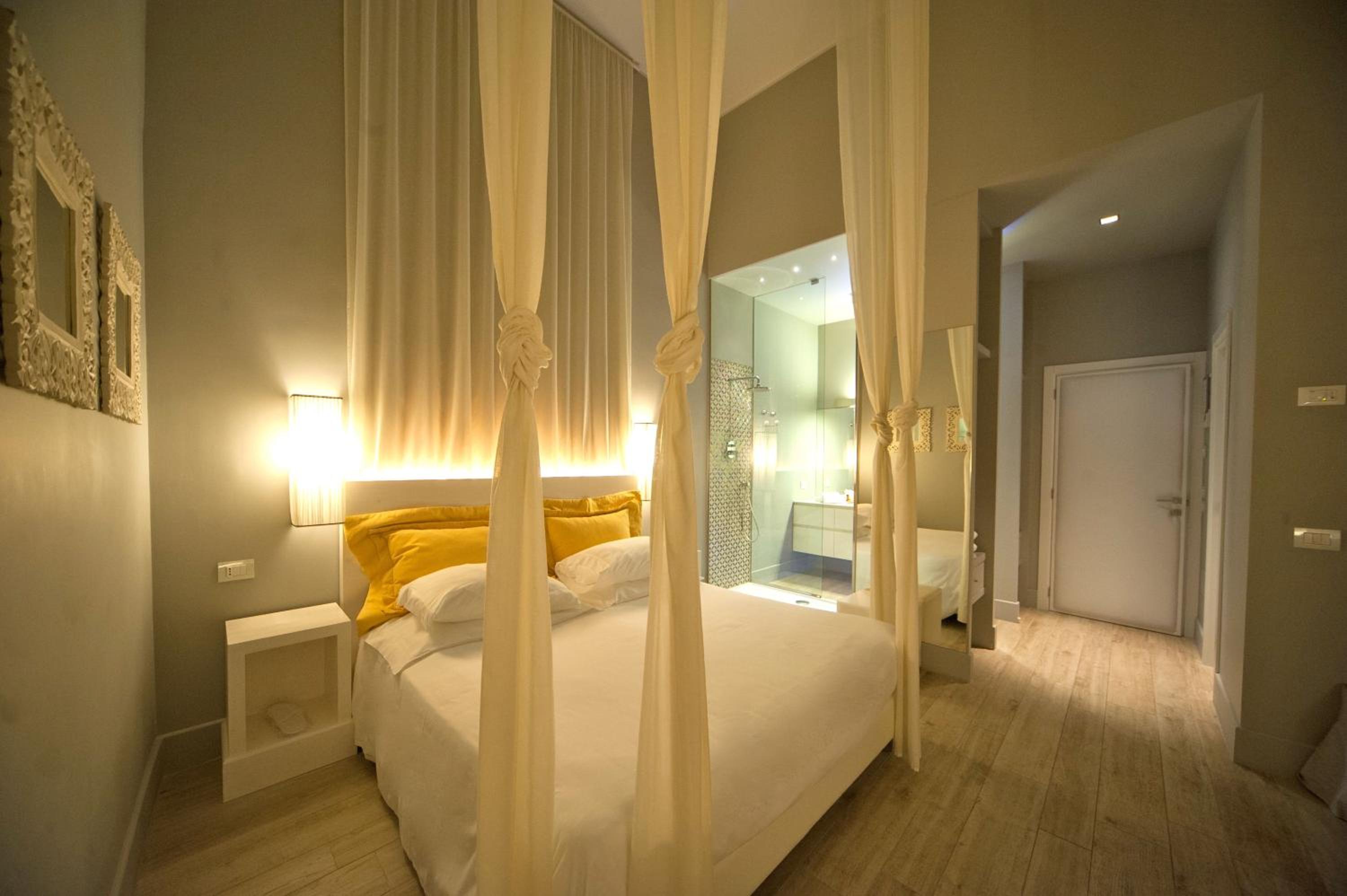 Superior Double Room with Balcony - Photo 22