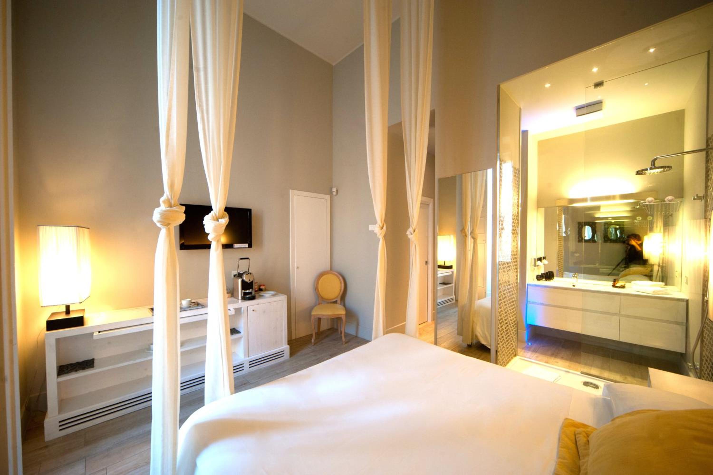 Superior Double Room with Balcony - Photo 17