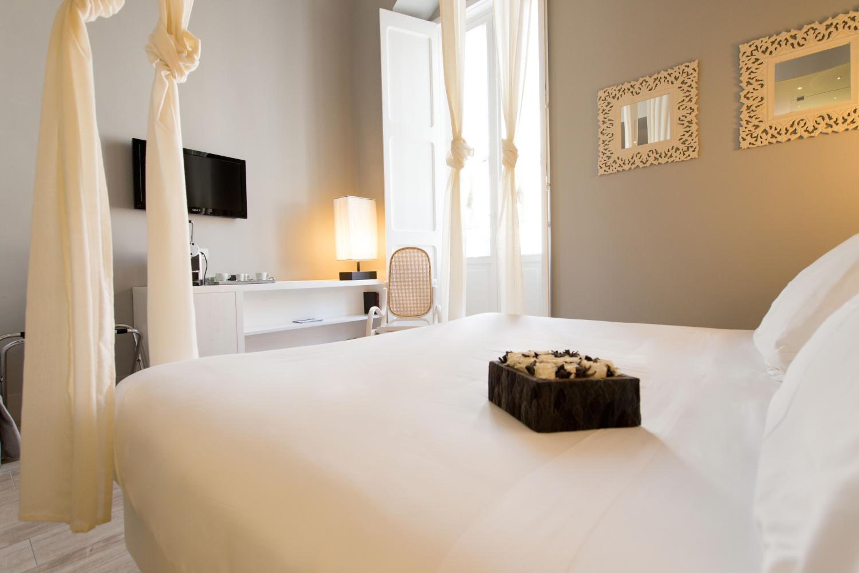Superior Double Room with Balcony - Photo 16