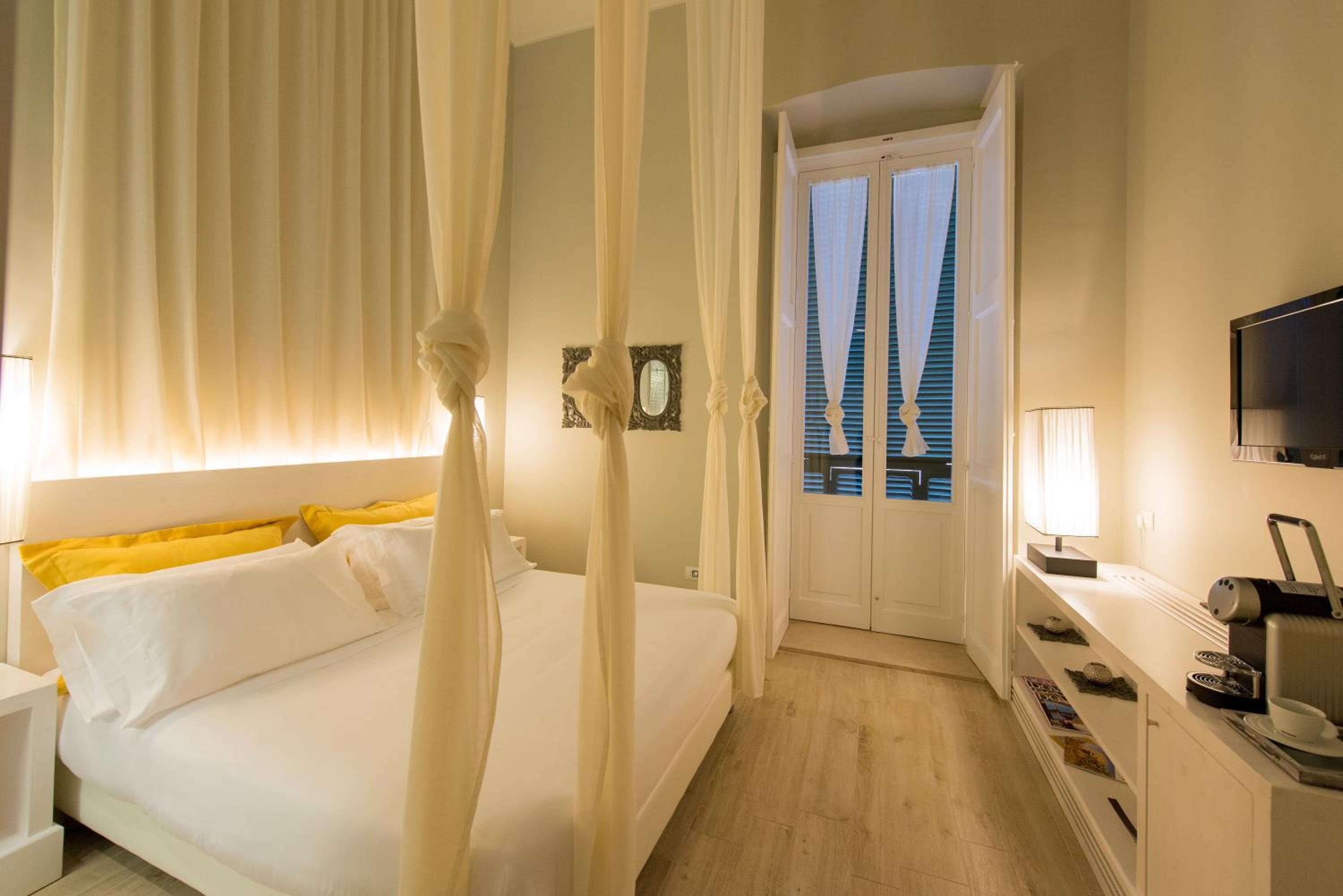Superior Double Room with Balcony - Photo 11