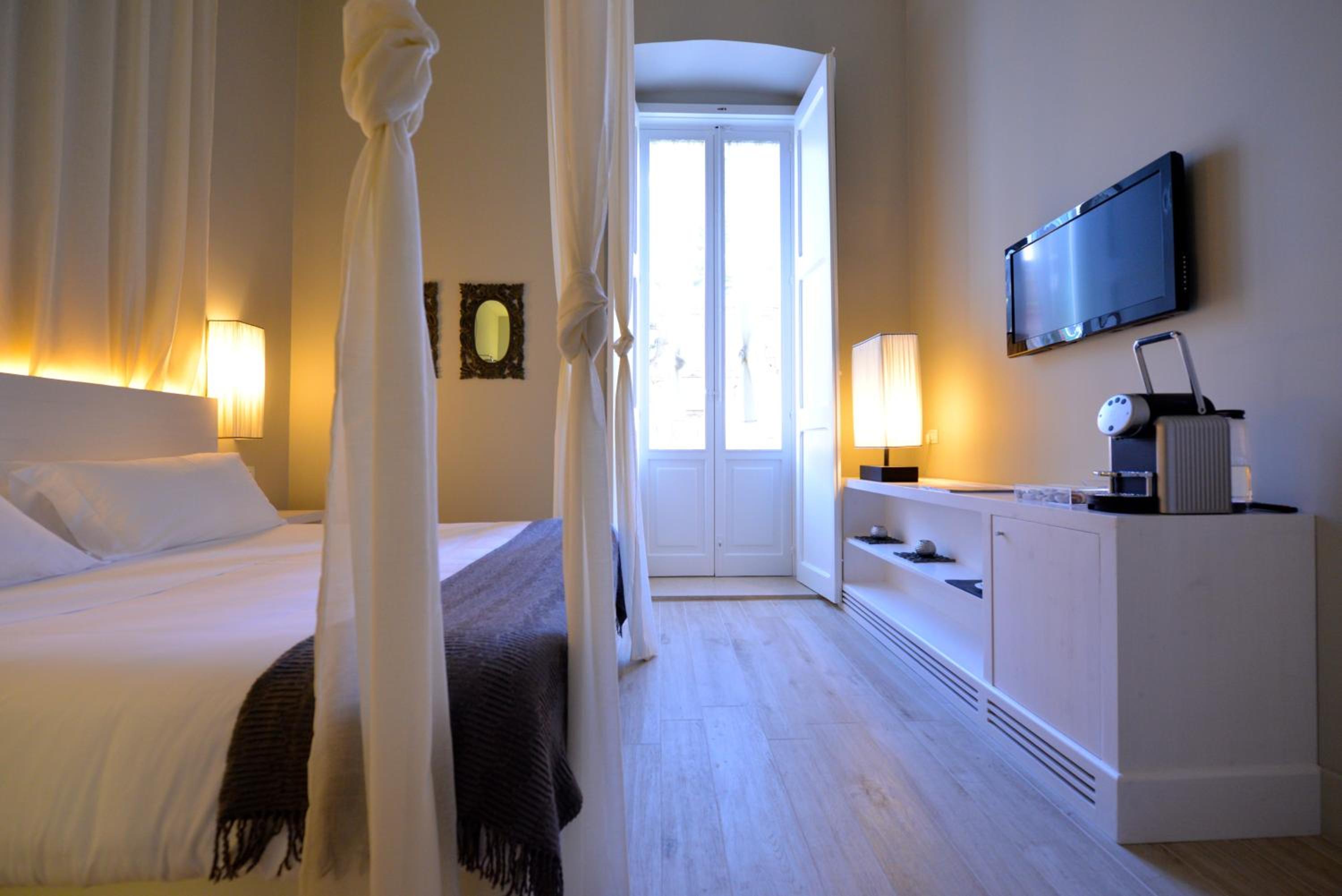 Superior Double Room with Balcony - Photo 10