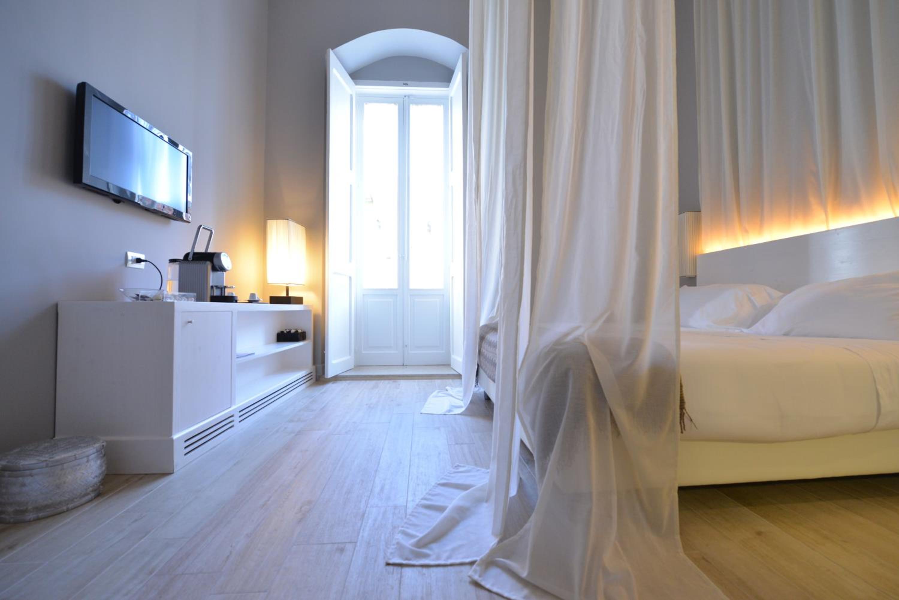 Superior Double Room with Balcony - Photo 12