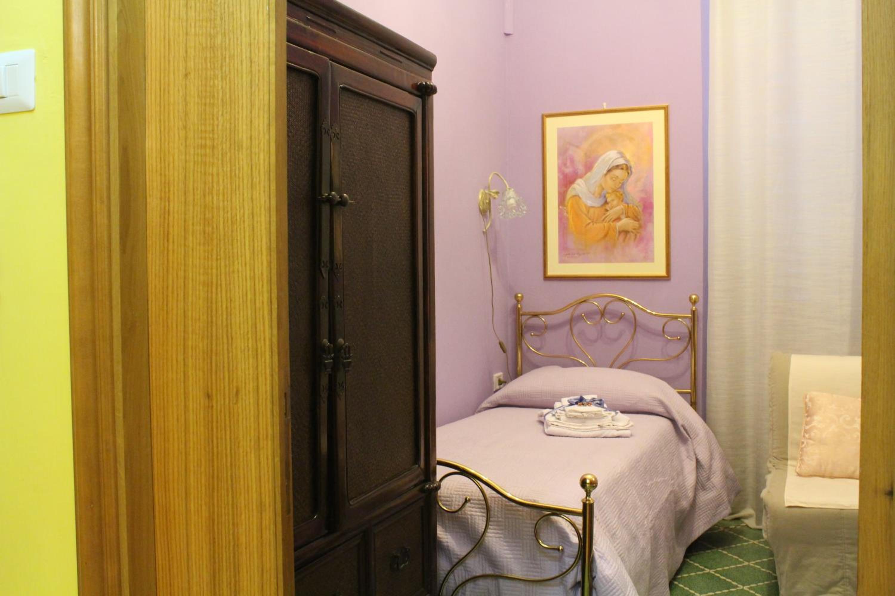 Single Room With Private External Bathroom photo 1