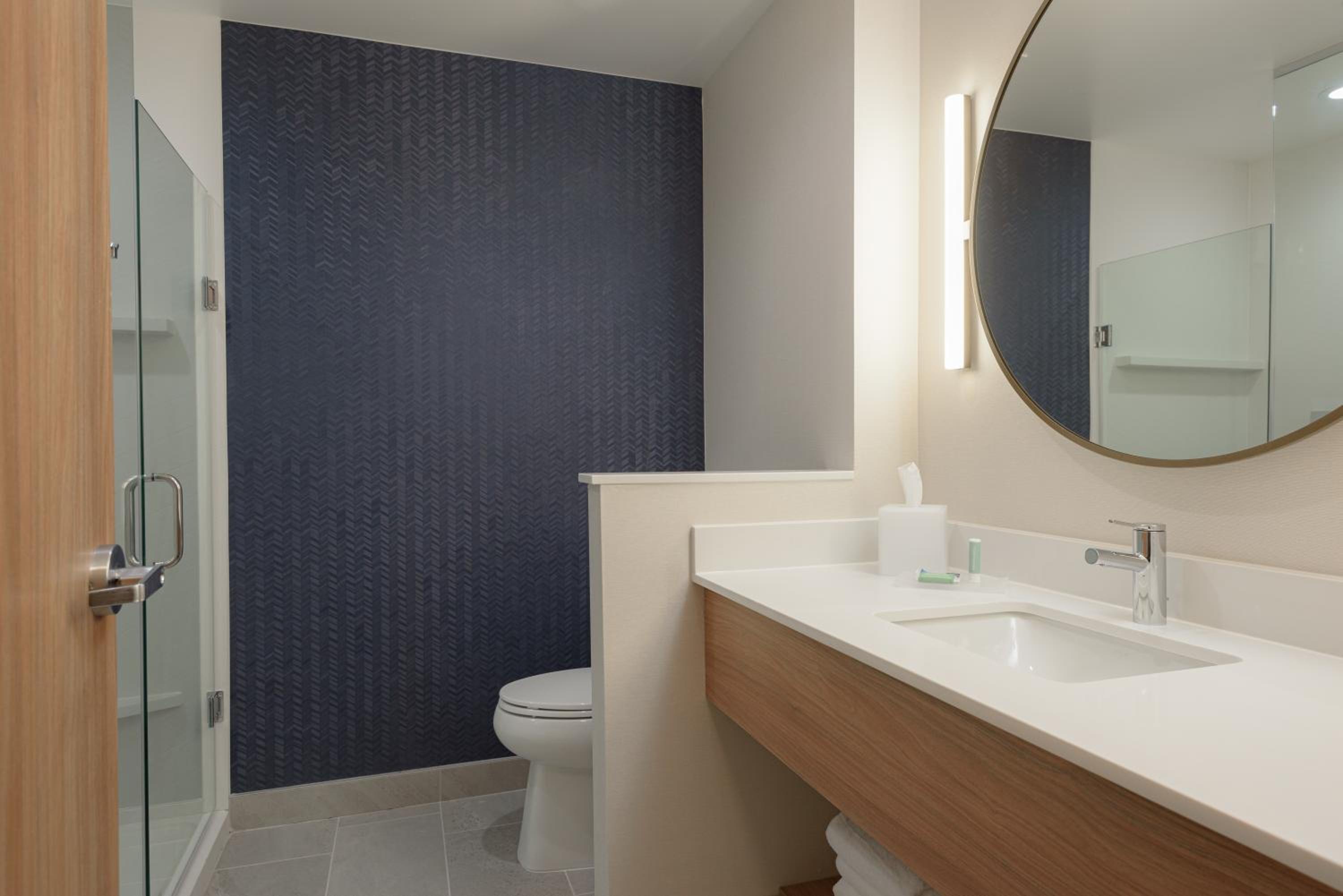 Standard King Room - Hearing Accessible photo 2