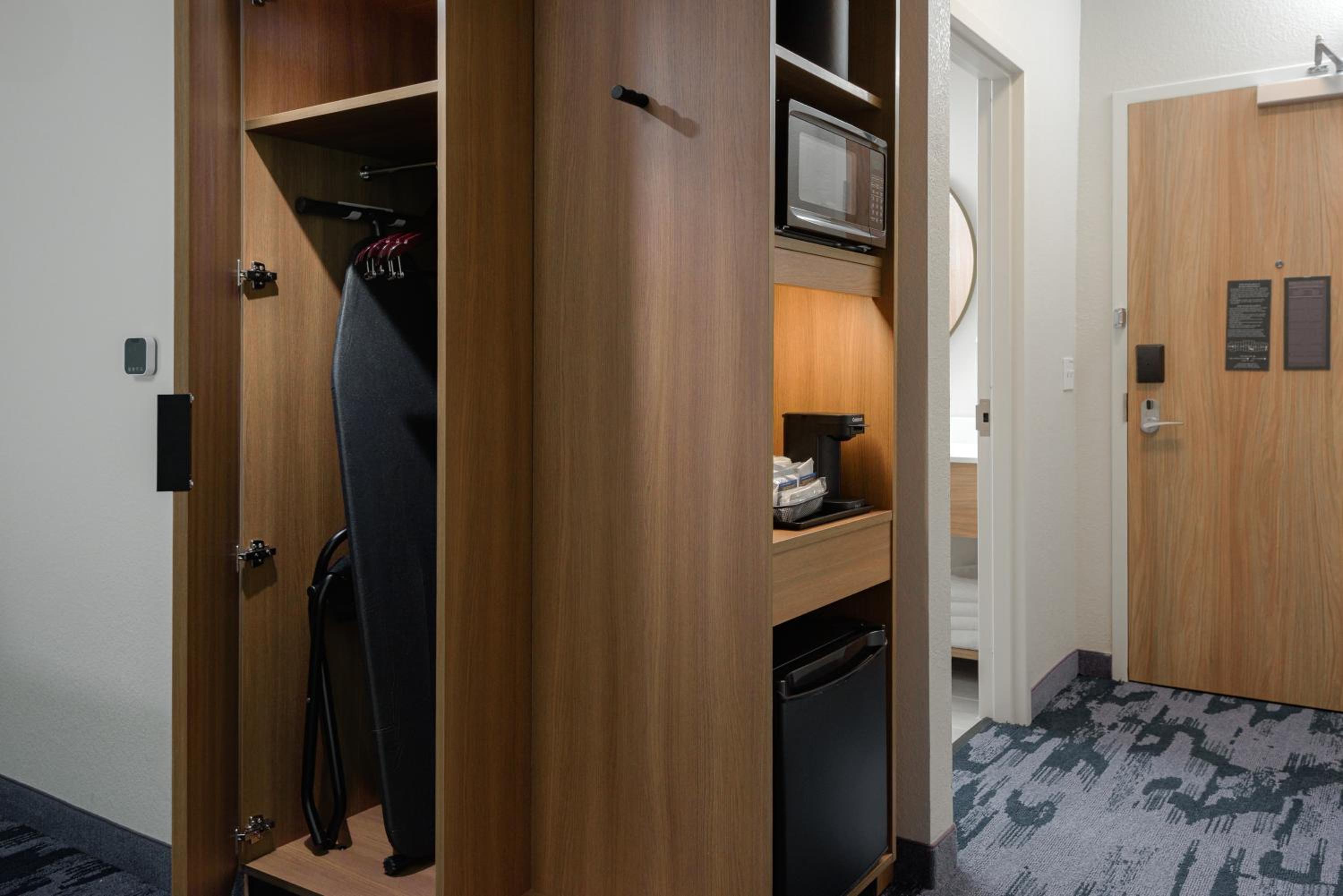 Standard Queen Room with Two Queen Beds - Hearing Accessible photo 2