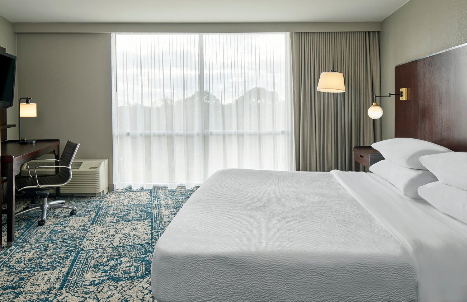 Guest room, 1 King, City view, High floor - Photo 1