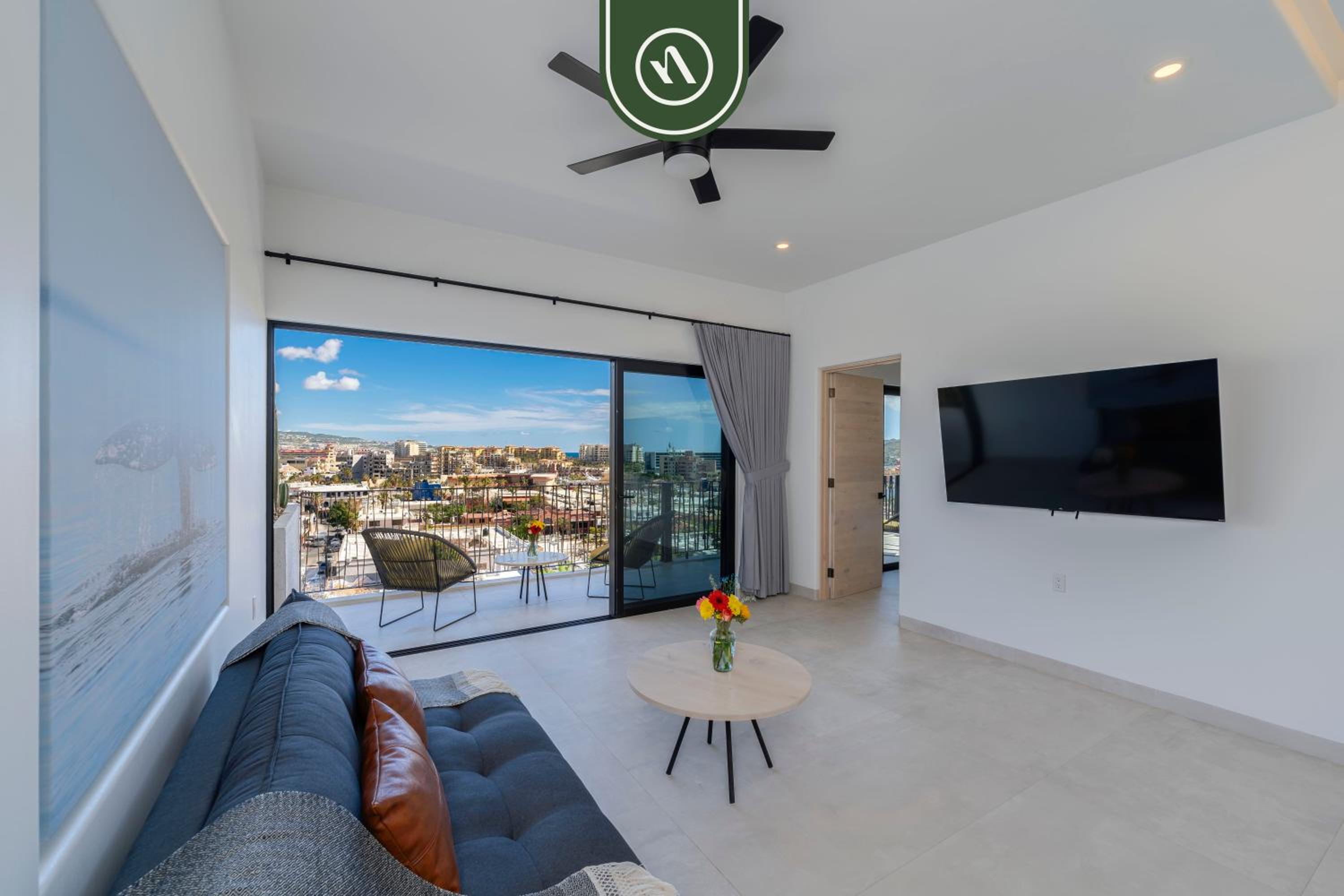 Apartment with Balcony photo 2