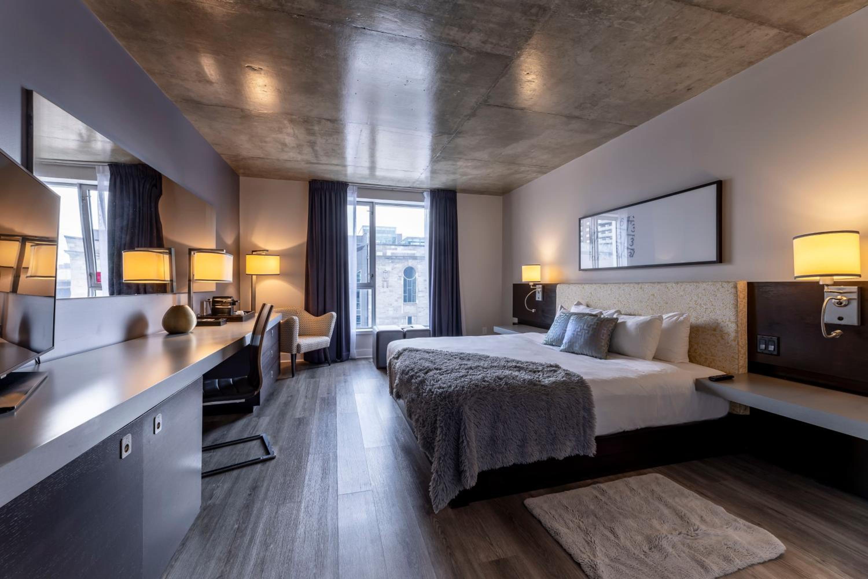Deluxe King Room - Photo 1