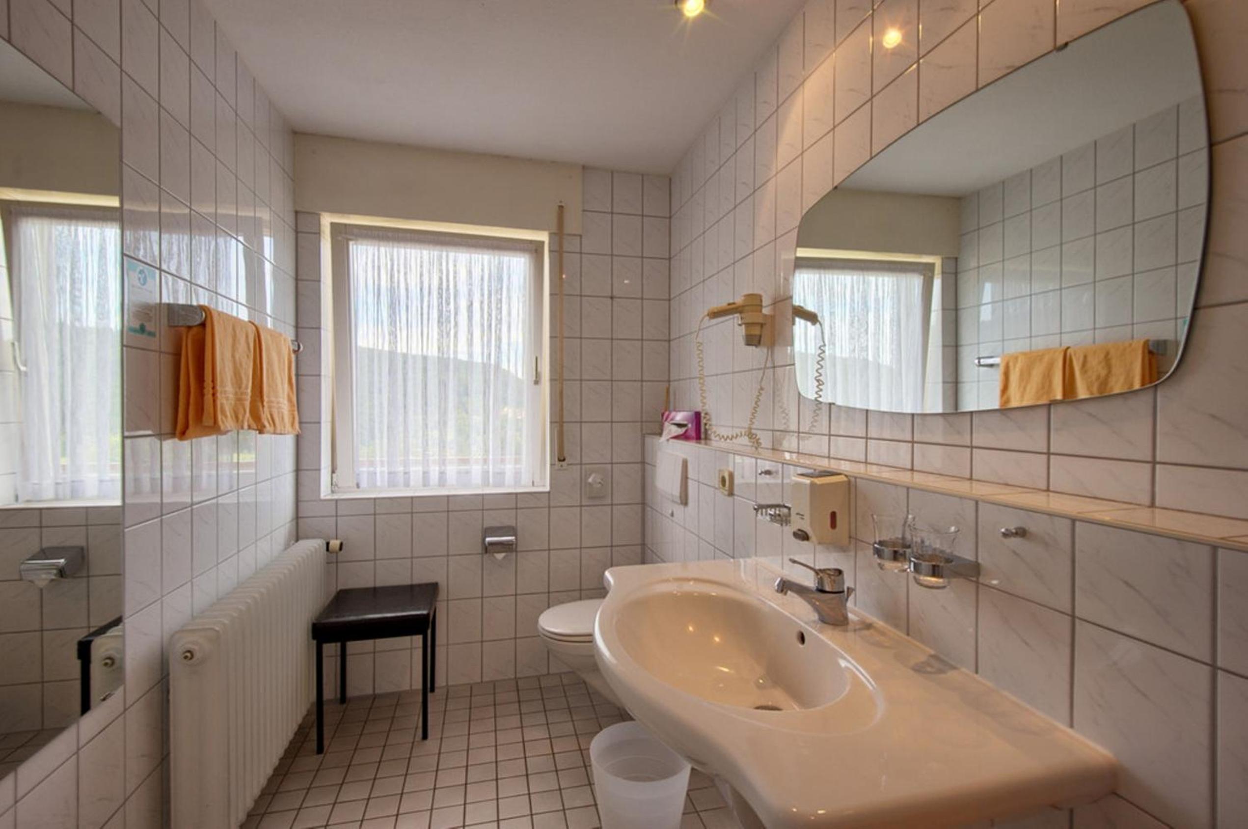 Family Room (2 Adults + 2 Children) - Photo 2