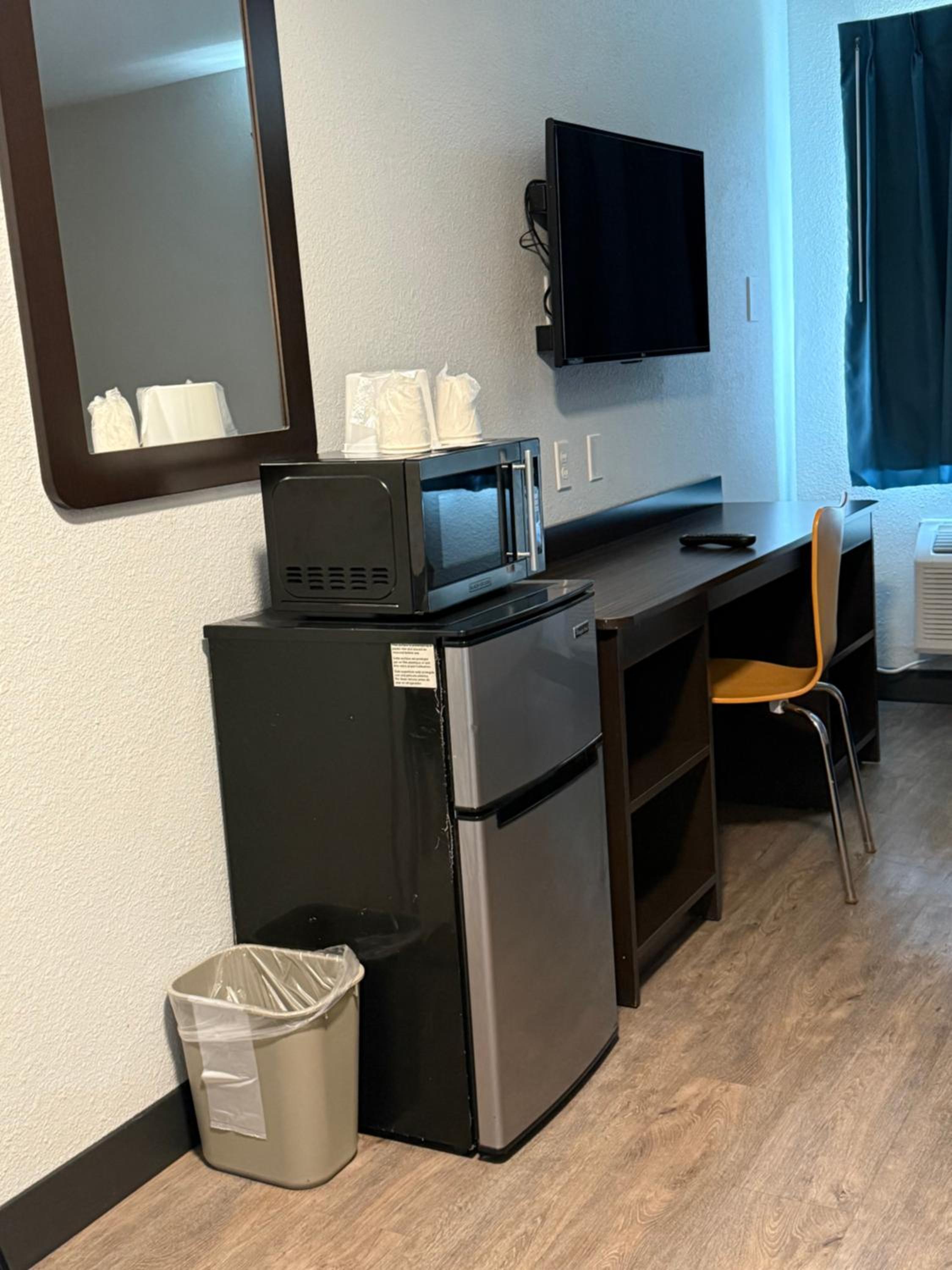 2 Full Beds- Non-Smoking - Microwave and Mini Fridge photo 1