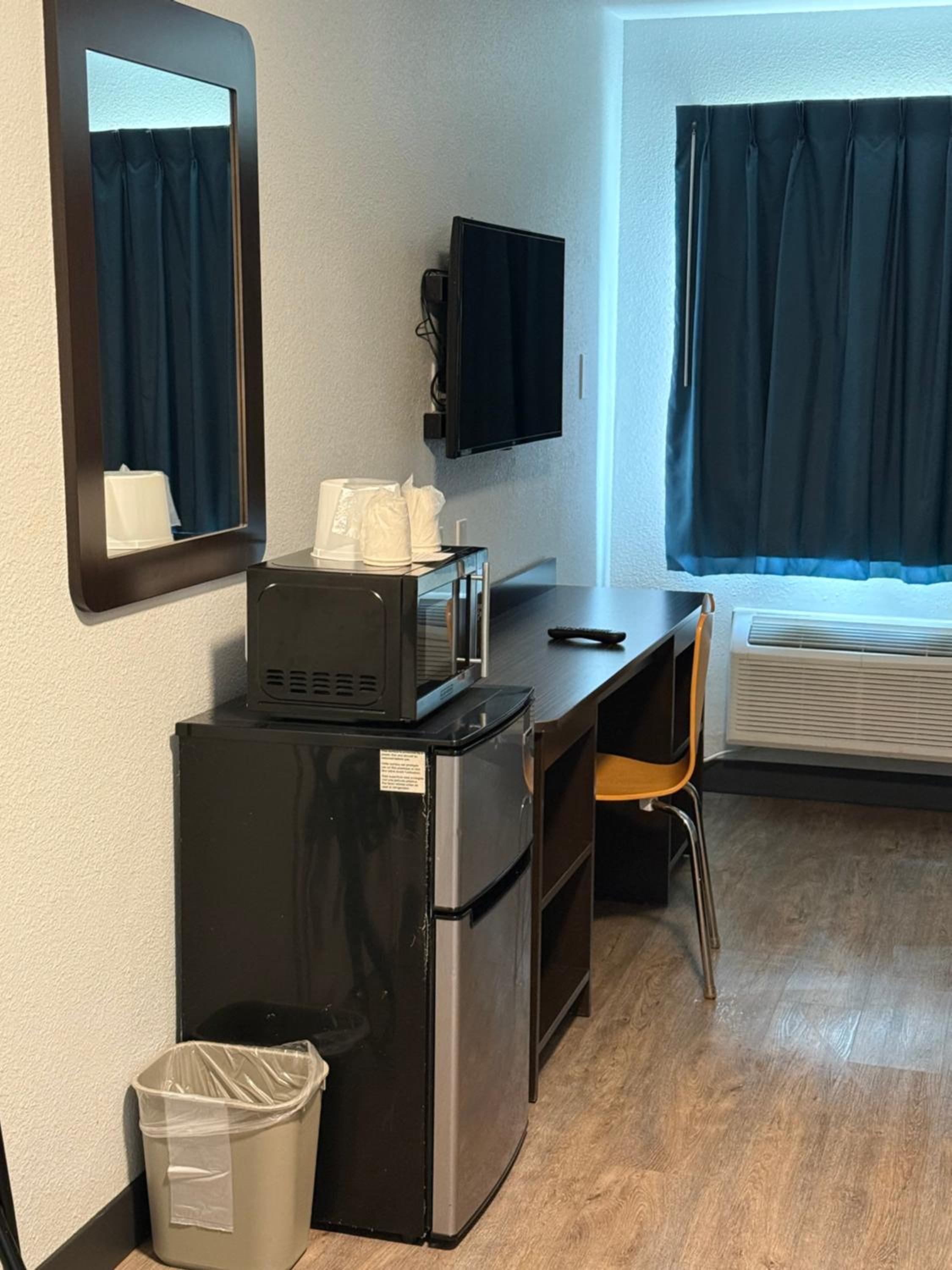  Deluxe King room- Non-Smoking- Microwave and Mini Fridge photo 1