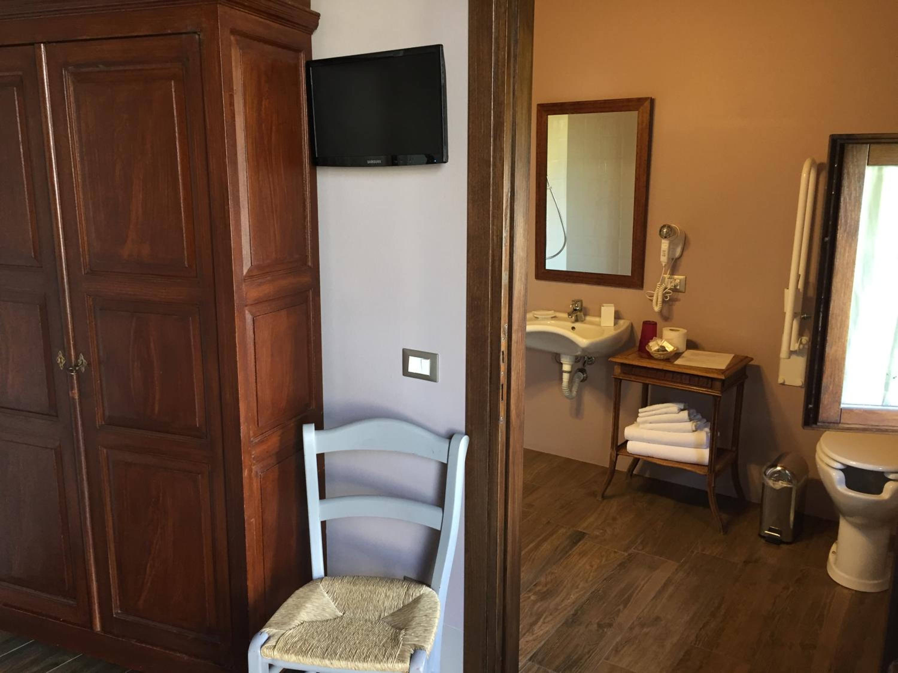 Double or Twin Room - Disability Access - Photo 10