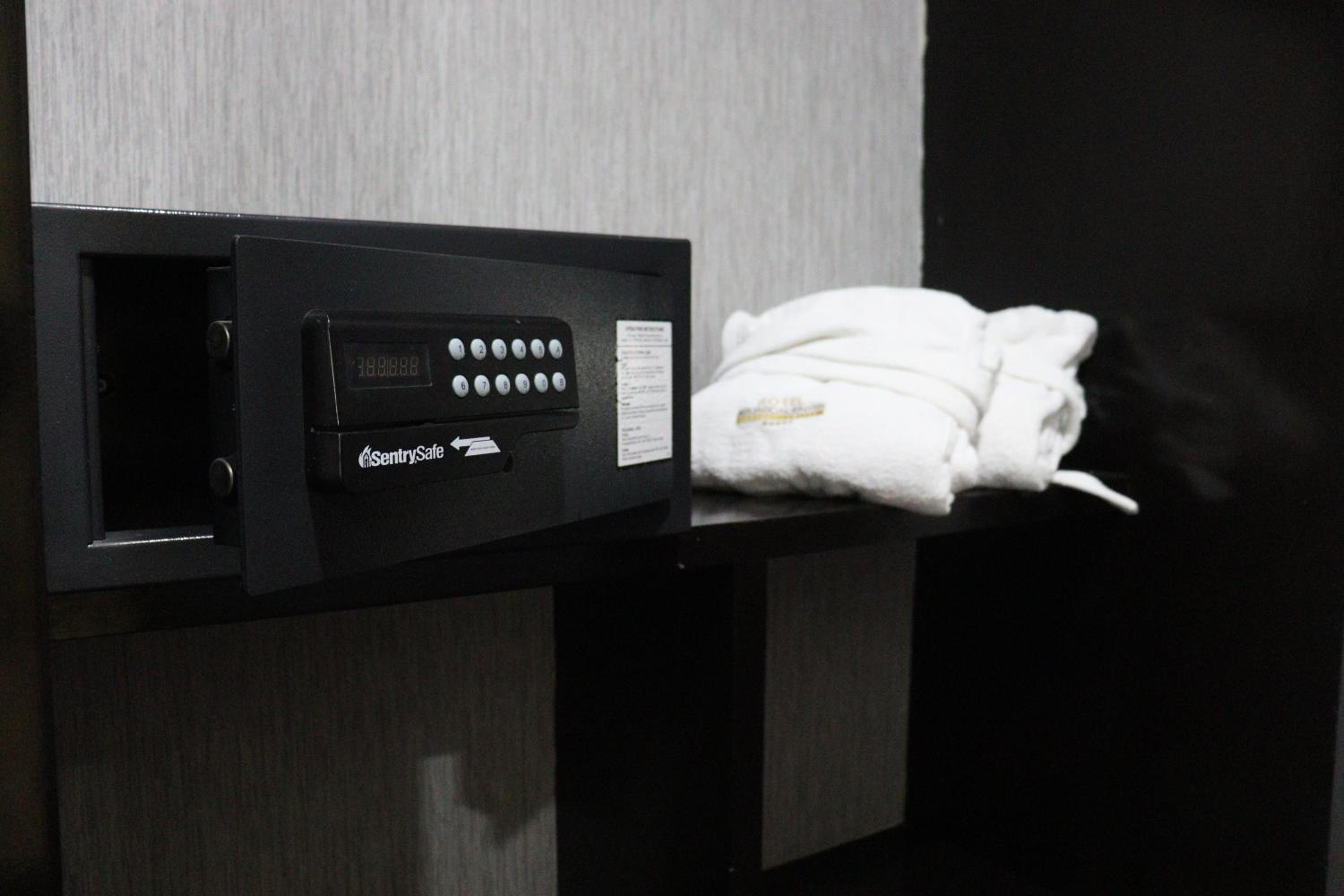 Junior King Suite - Non-Smoking - Photo 11