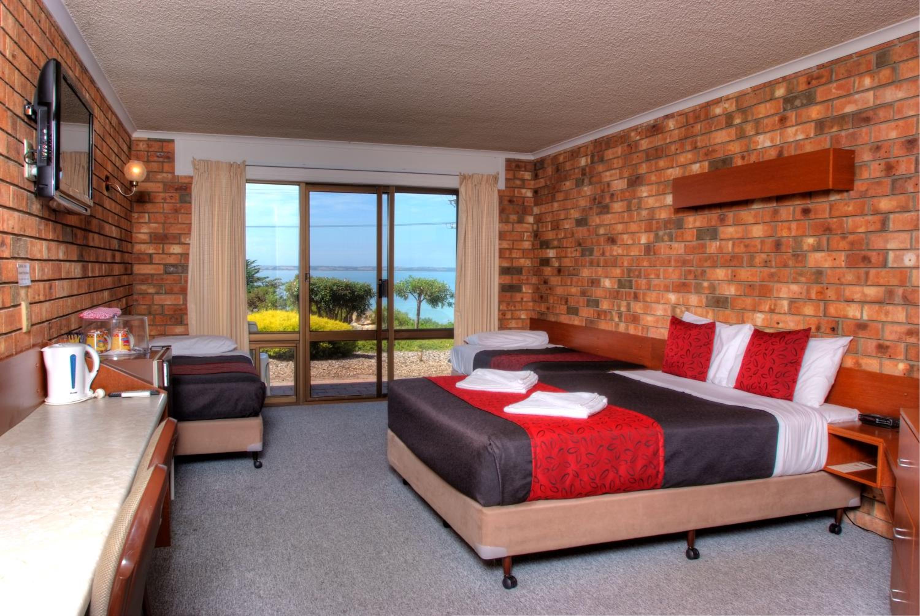 Quad Room with Ocean View - Photo 7