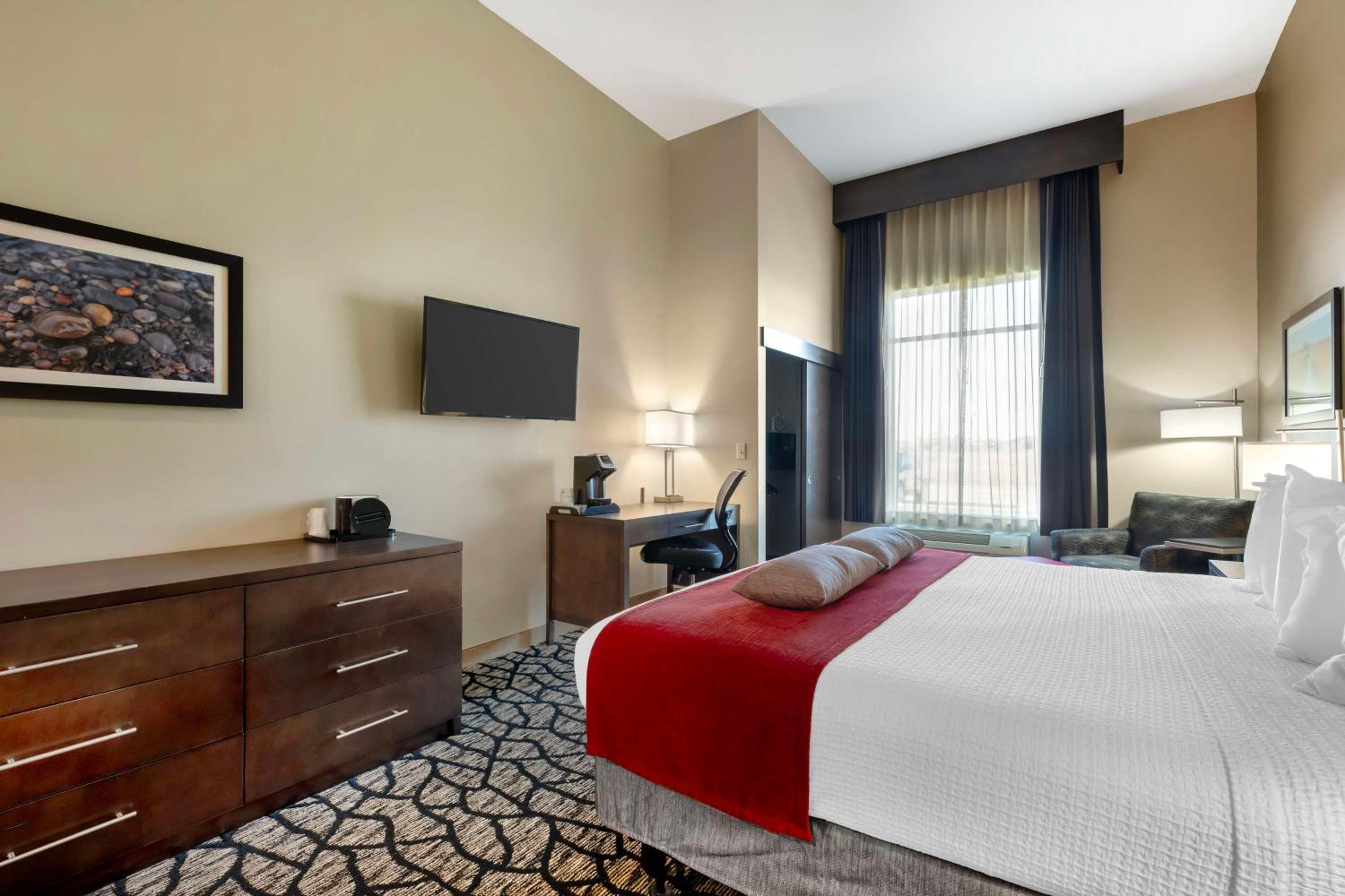 King Room with Roll-In Shower - Disability Access
