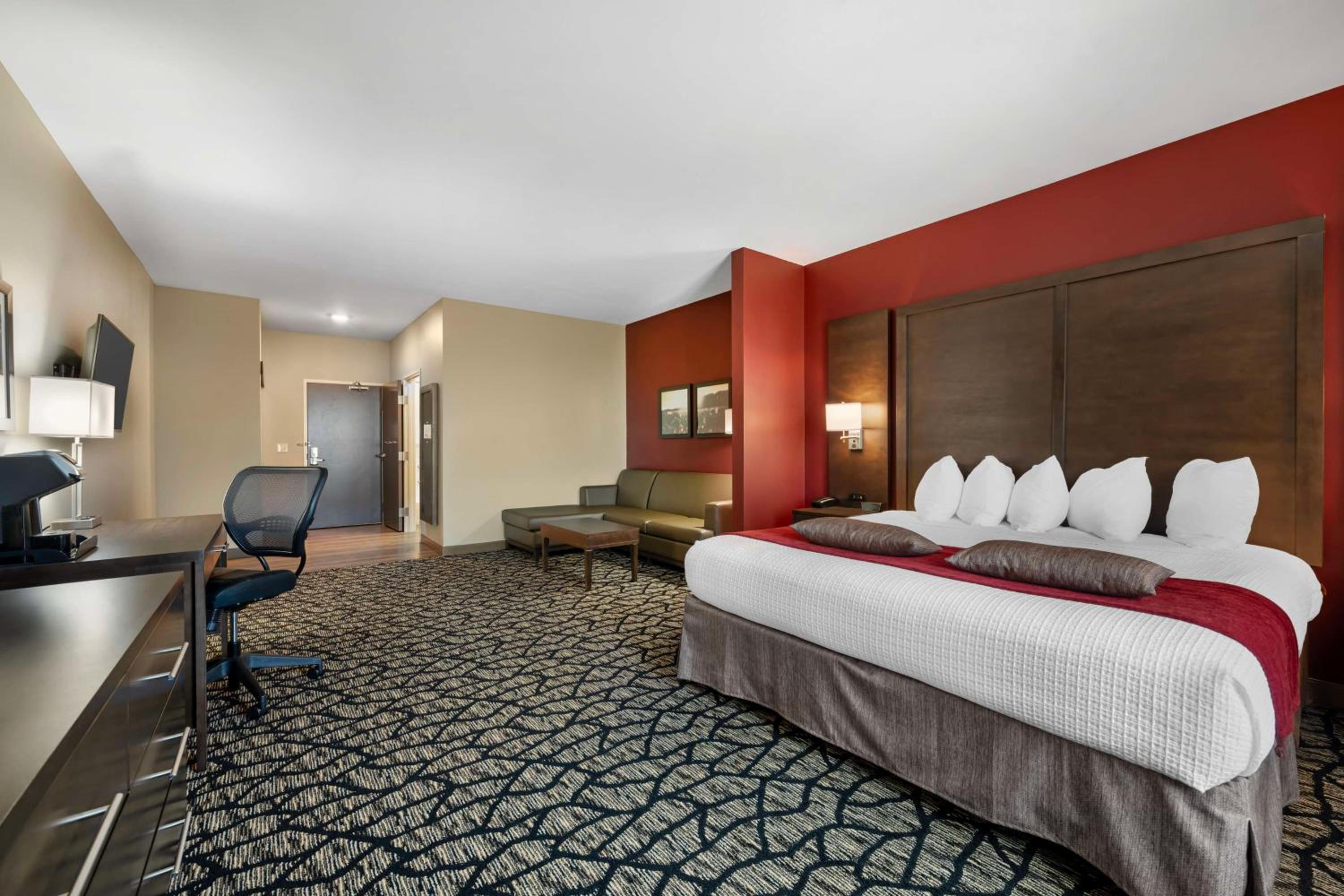 King Suite with Bath Tub - Disability/Non-Smoking - Photo 1