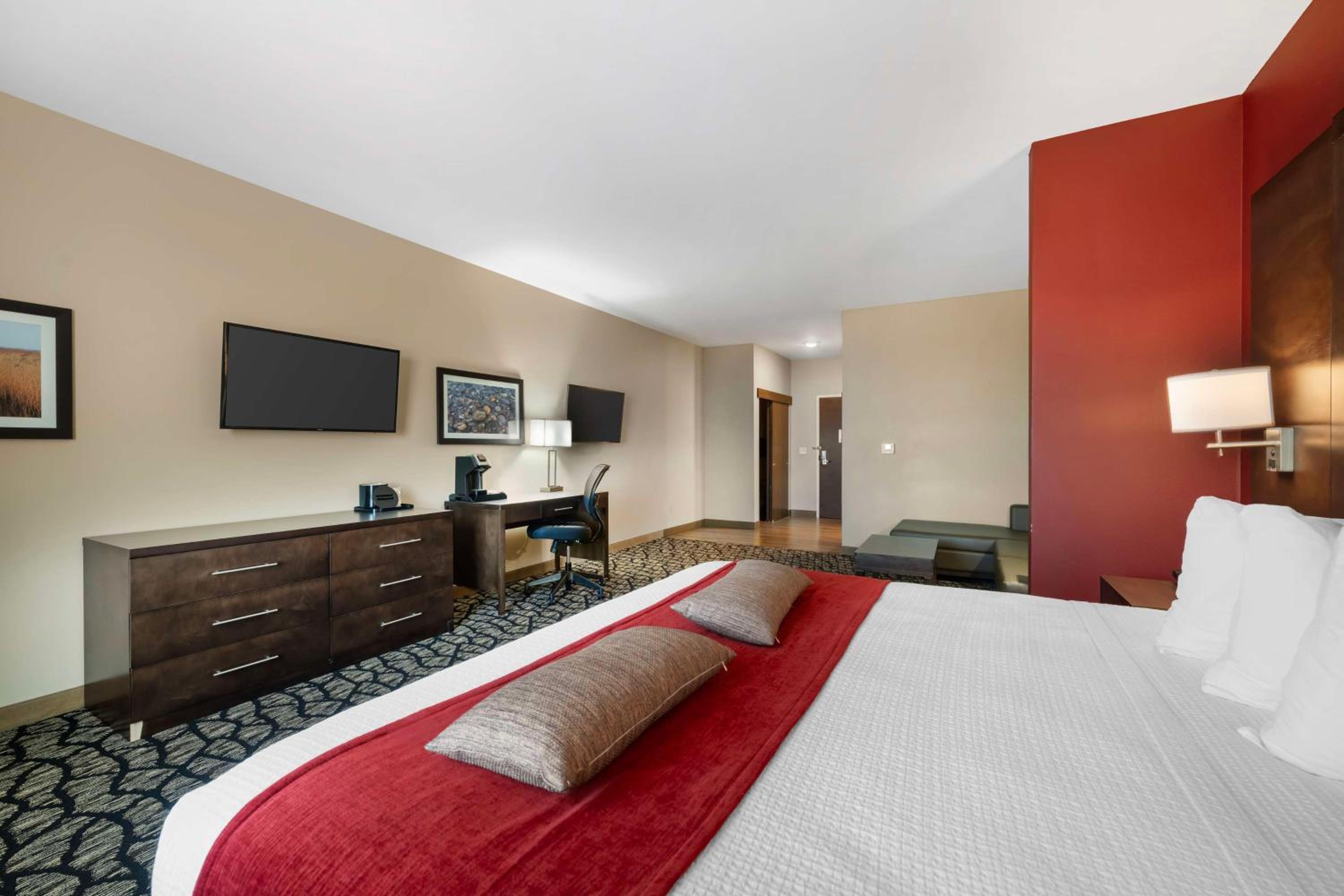 King Suite with Bath Tub - Disability/Non-Smoking - Photo 2
