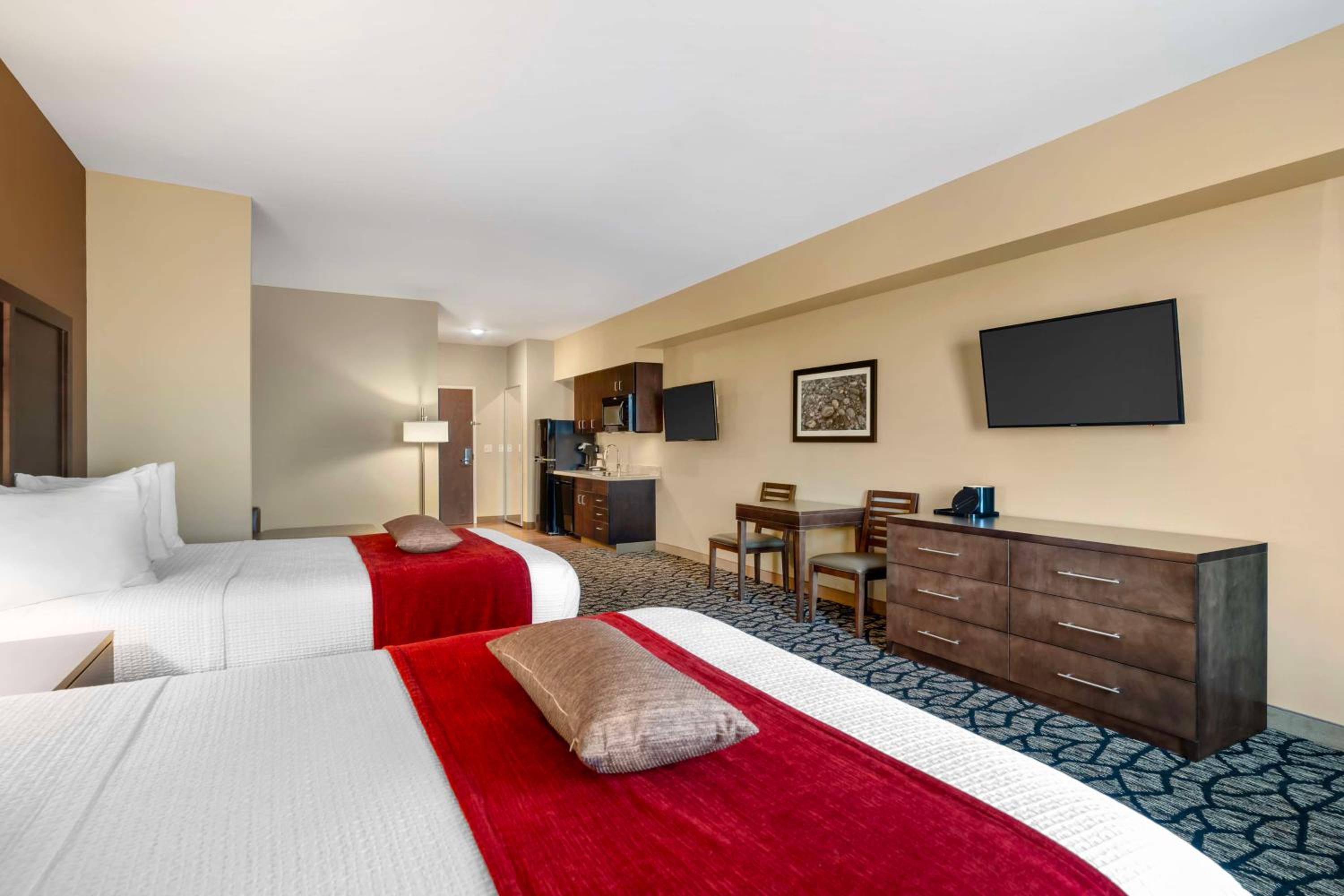 Suite with Kitchenette, Two Queen Beds and Chaise - Communication Assistance/Non-Smoking - Photo 1