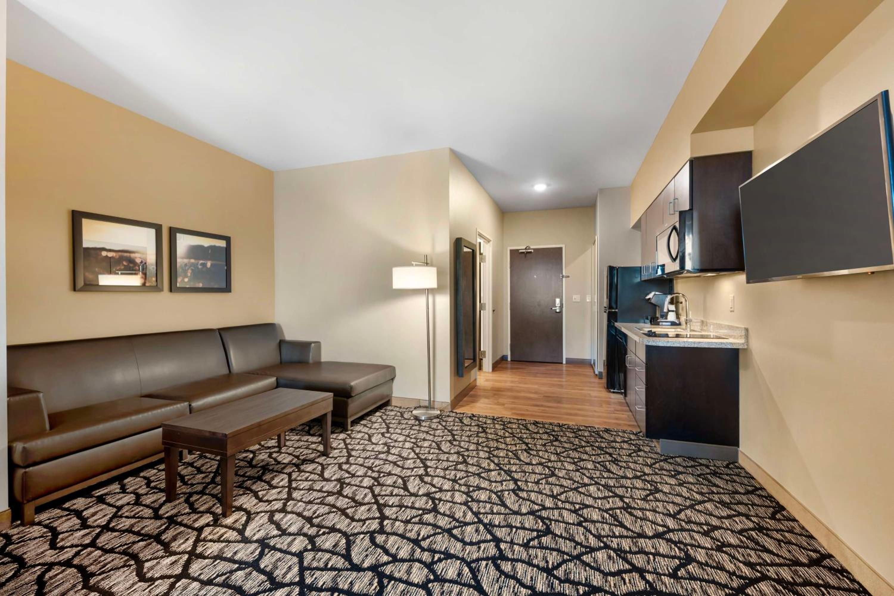 Suite with Kitchenette, Two Queen Beds and Chaise - Communication Assistance/Non-Smoking - Photo 2