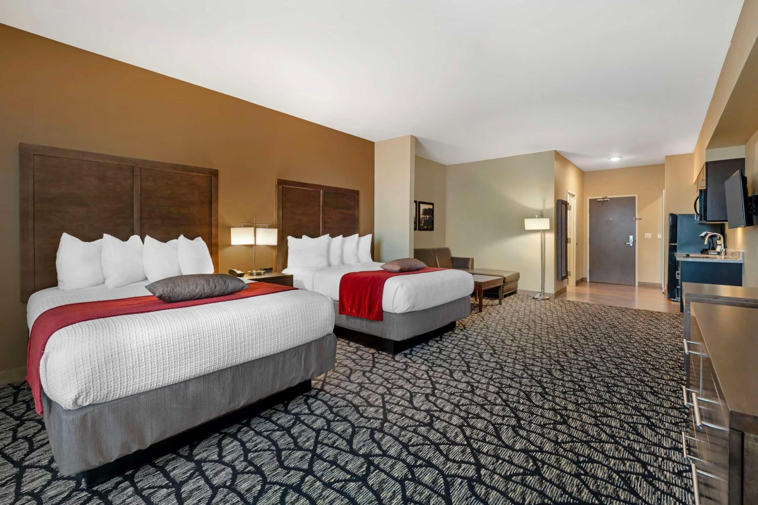 Suite with Kitchenette, Two Queen Beds and Chaise - Disability Access/Non-Smoking