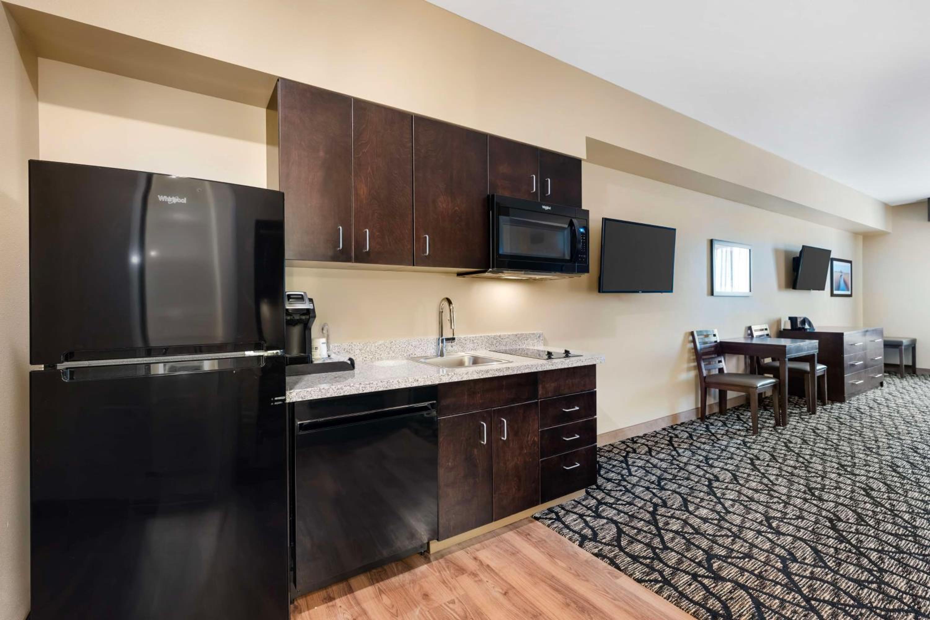 Suite with Kitchenette, Two Queen Beds and Chaise - Communication Assistance/Non-Smoking - Photo 3
