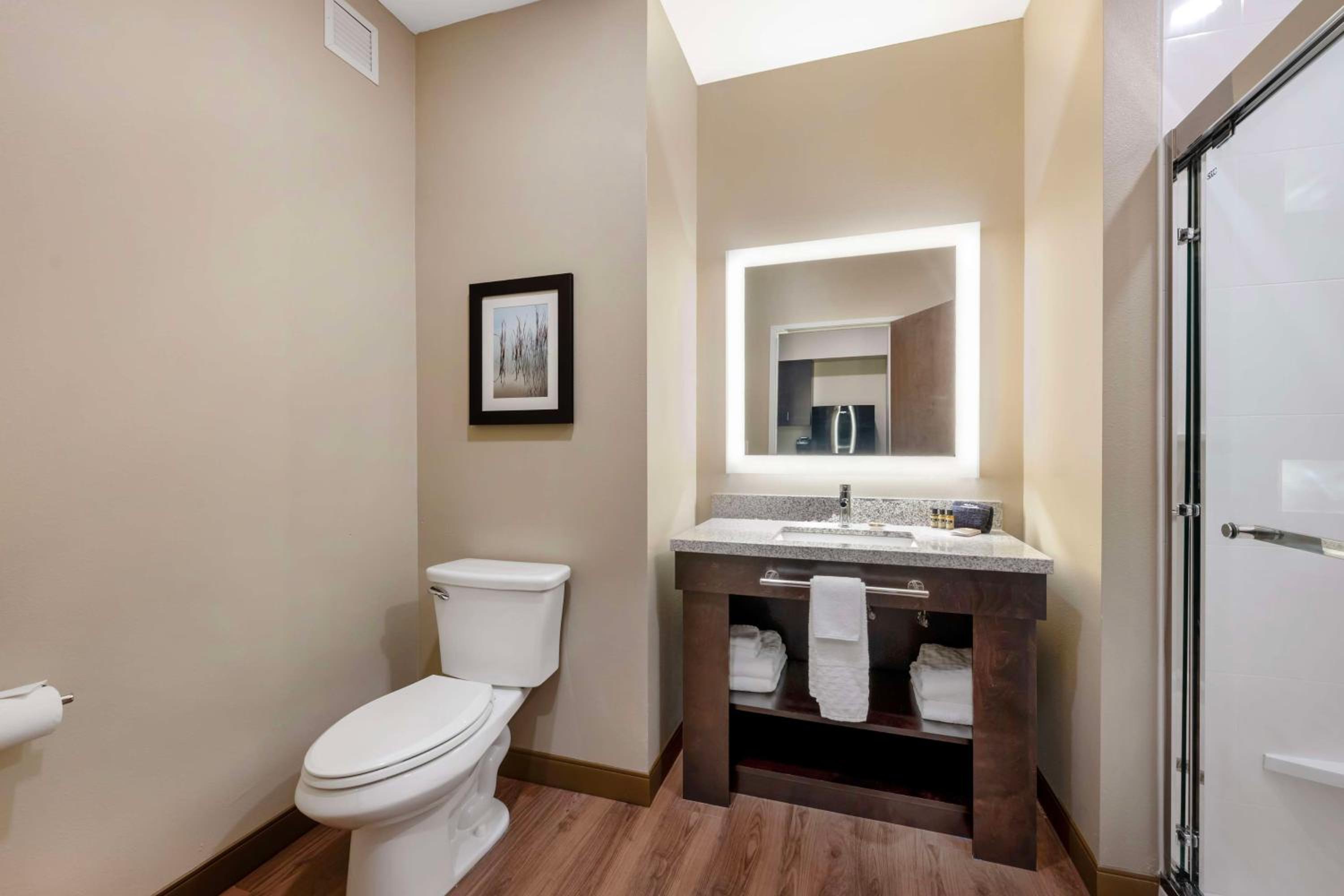Suite with Kitchenette, Two Queen Beds and Chaise - Communication Assistance/Non-Smoking - Photo 4