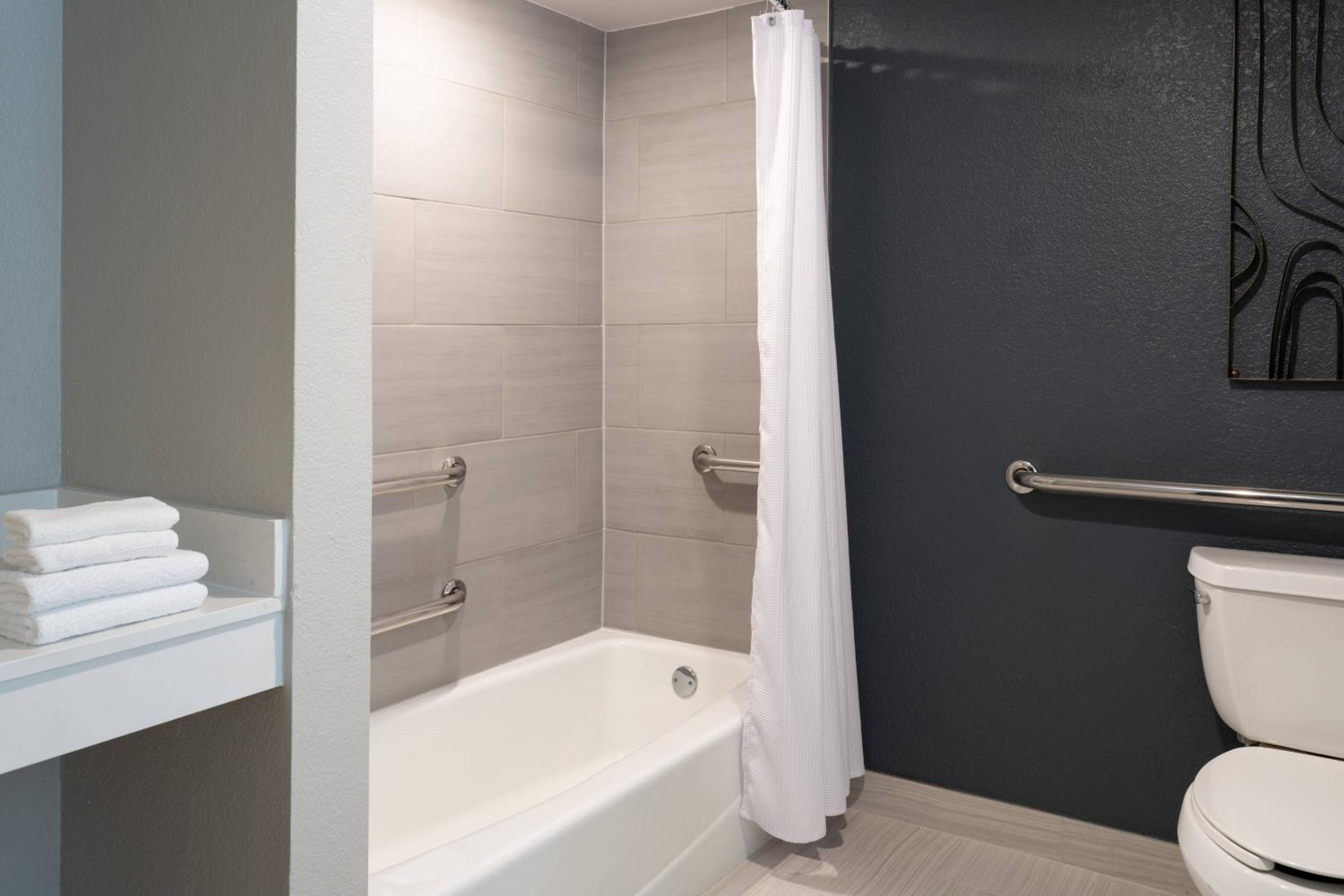 King Room with Adapted Tub - Mobility Accessible - Photo 7