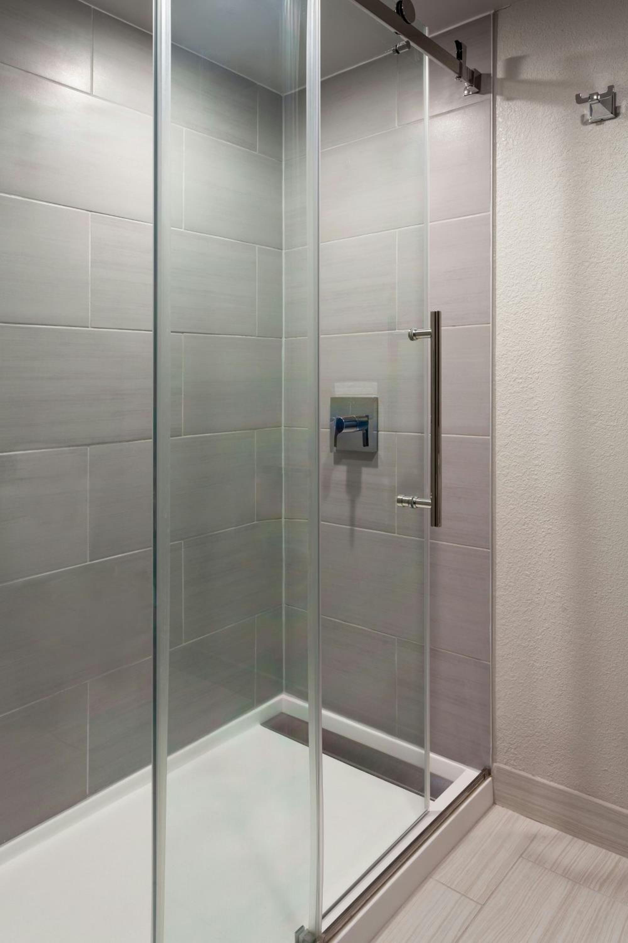 King Room with Adapted Tub - Mobility Accessible - Photo 8