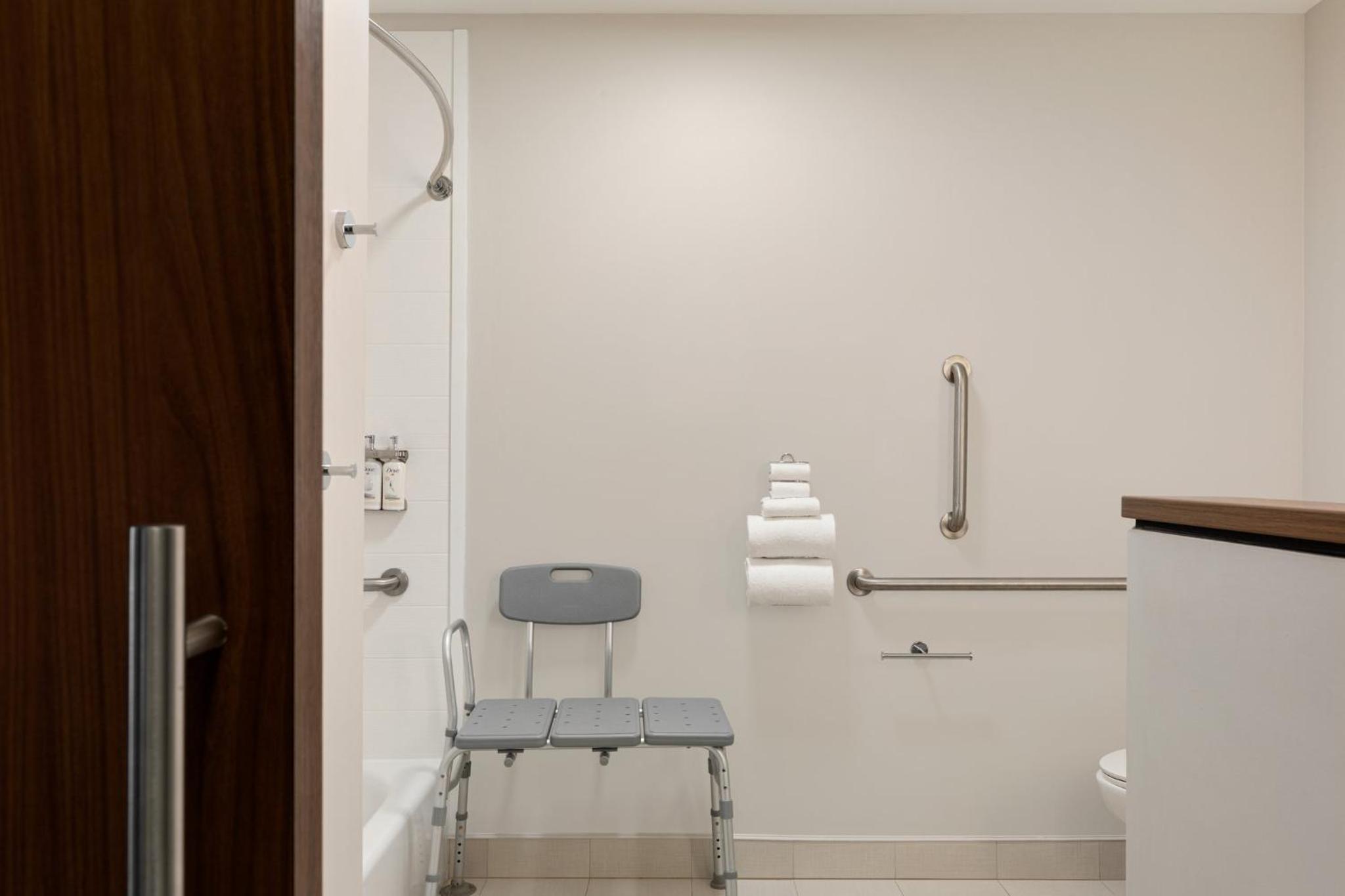 Standard Queen Room with Two Queen Beds and Mobility Accessible Tub - Photo 2