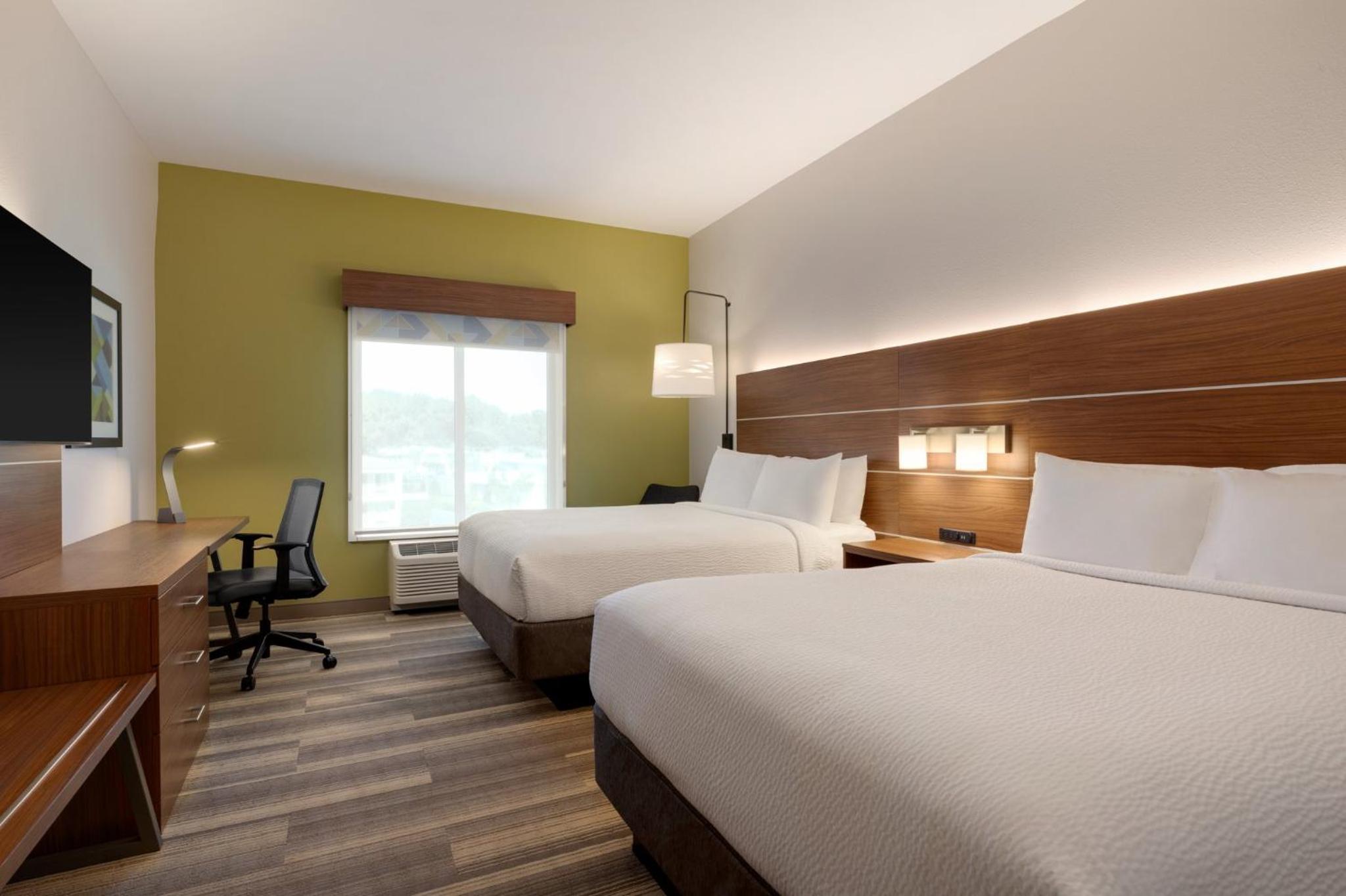 Standard Room with Two Queen Beds - Photo 2