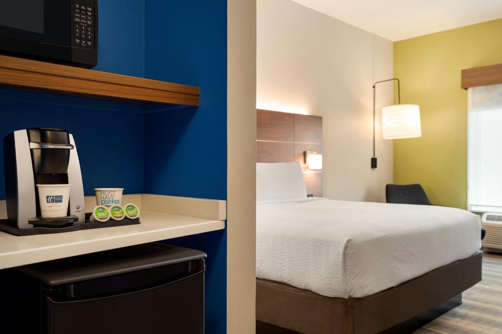 Standard King Room - Photo 5