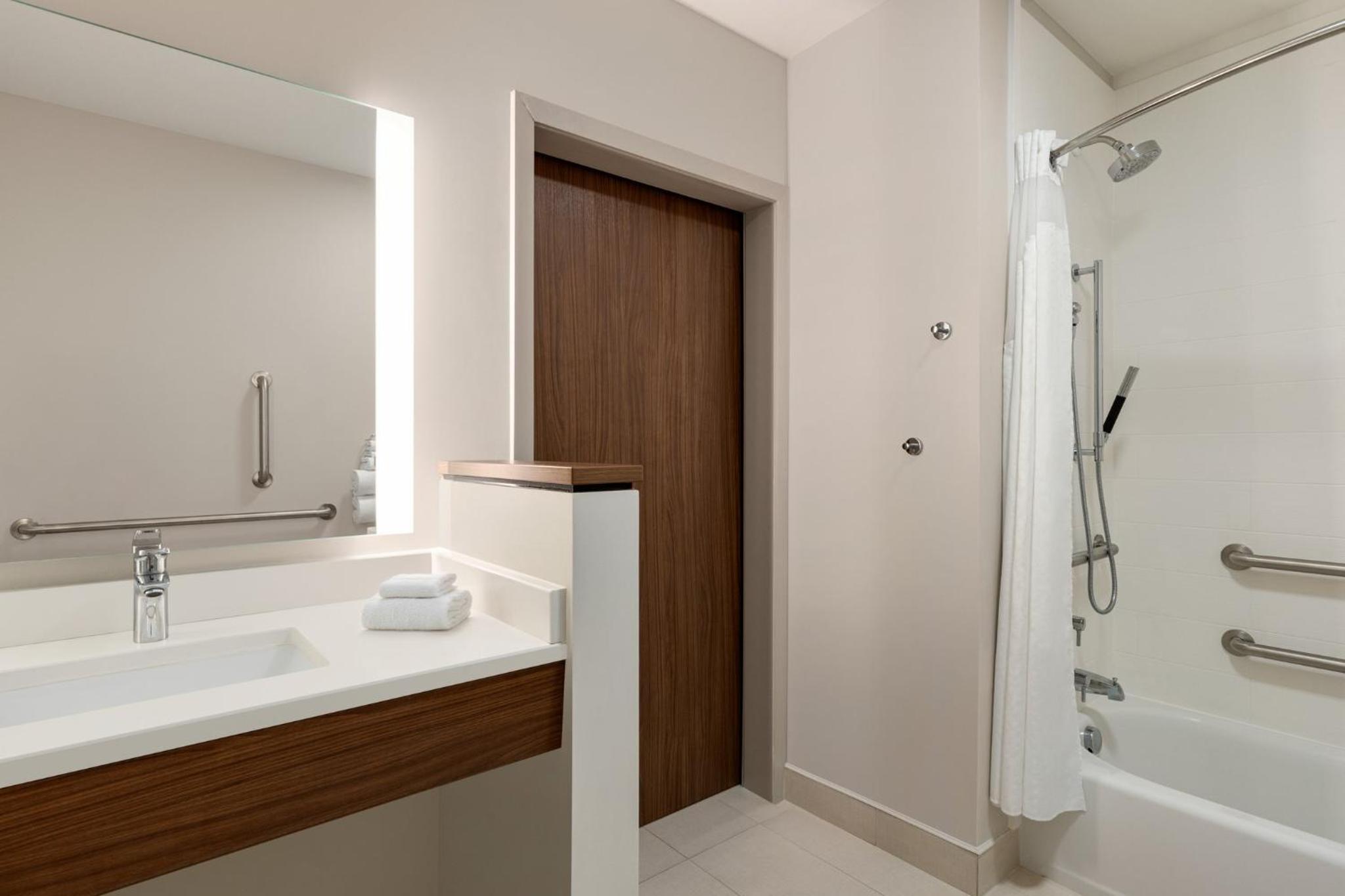 Standard Queen Room with Two Queen Beds and Mobility Accessible Tub - Photo 3